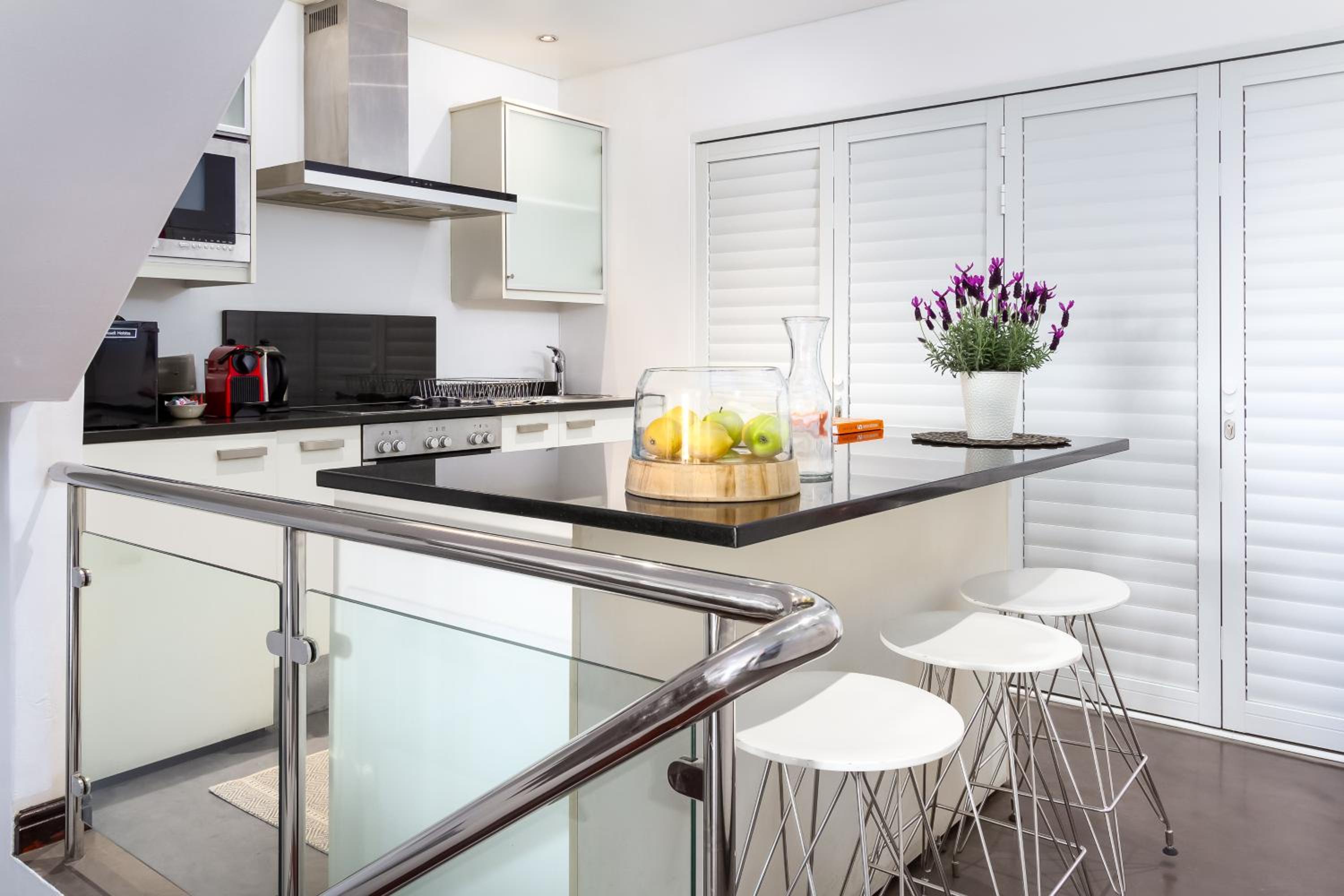 Two-Bedroom Apartment with Juliet balcony and city views (15 Loader Street) - Photo 6