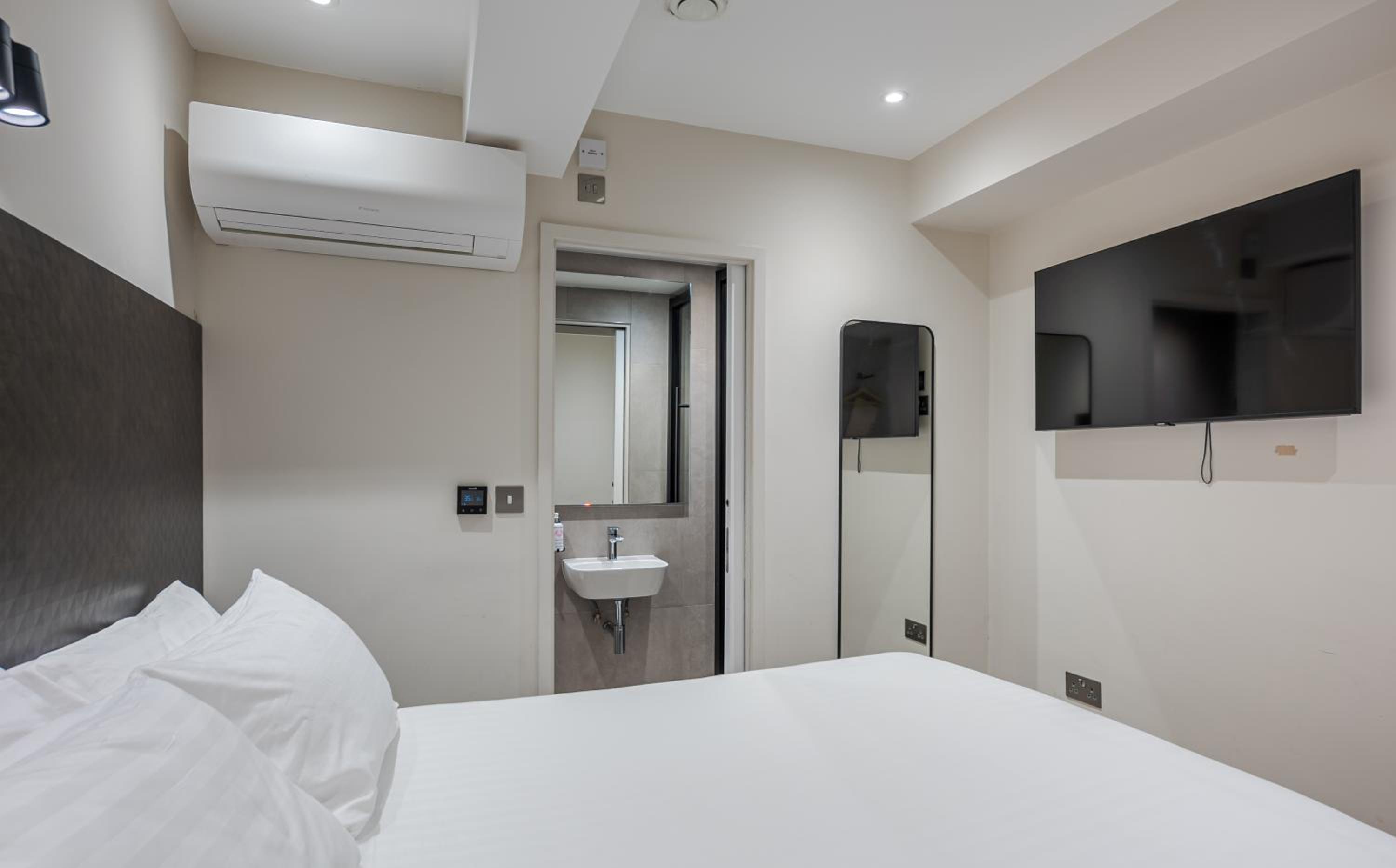 Economy Double Room (No Window) photo 2