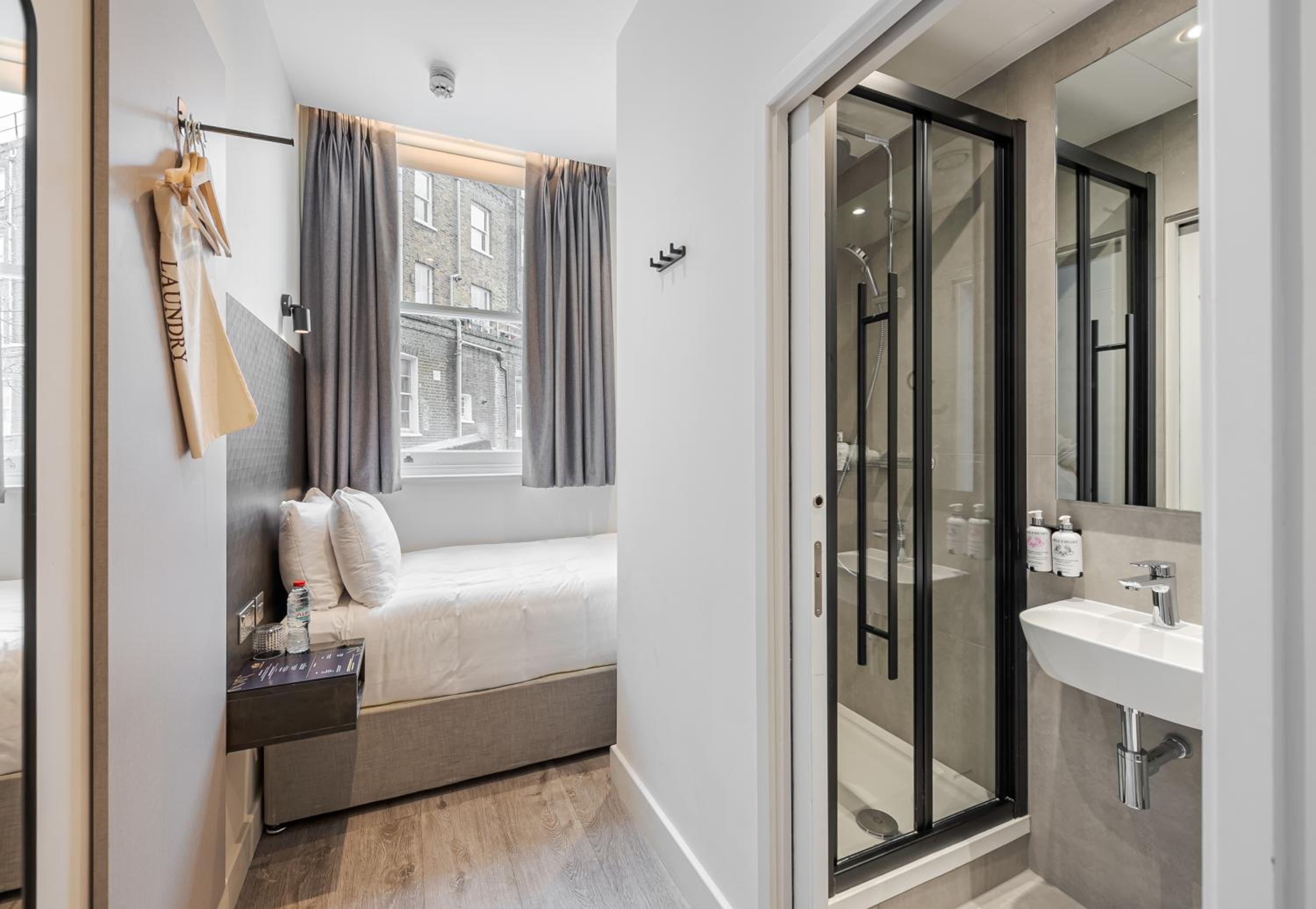 Compact Single Room photo 3