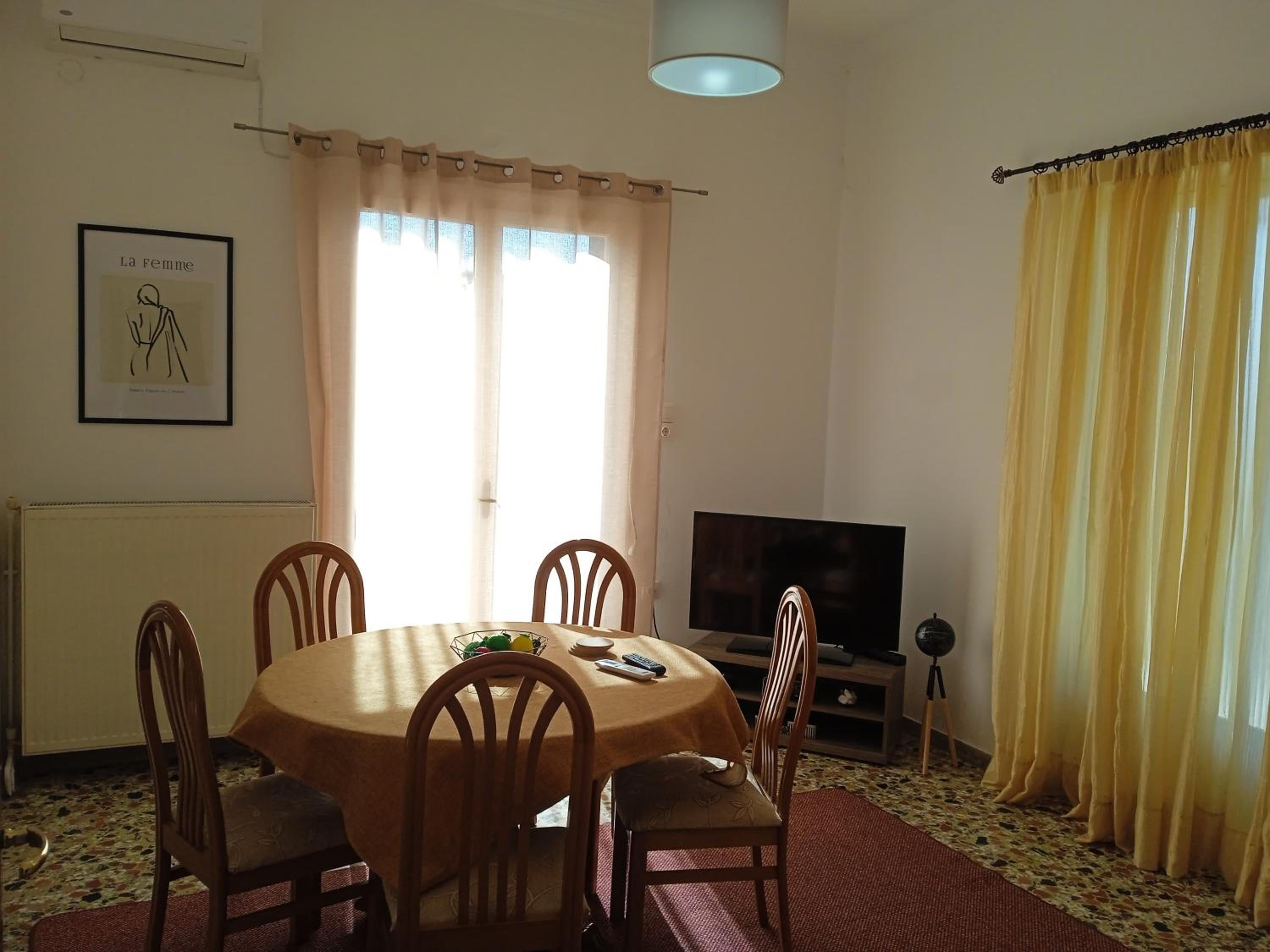 Two-Bedroom House - Photo 2