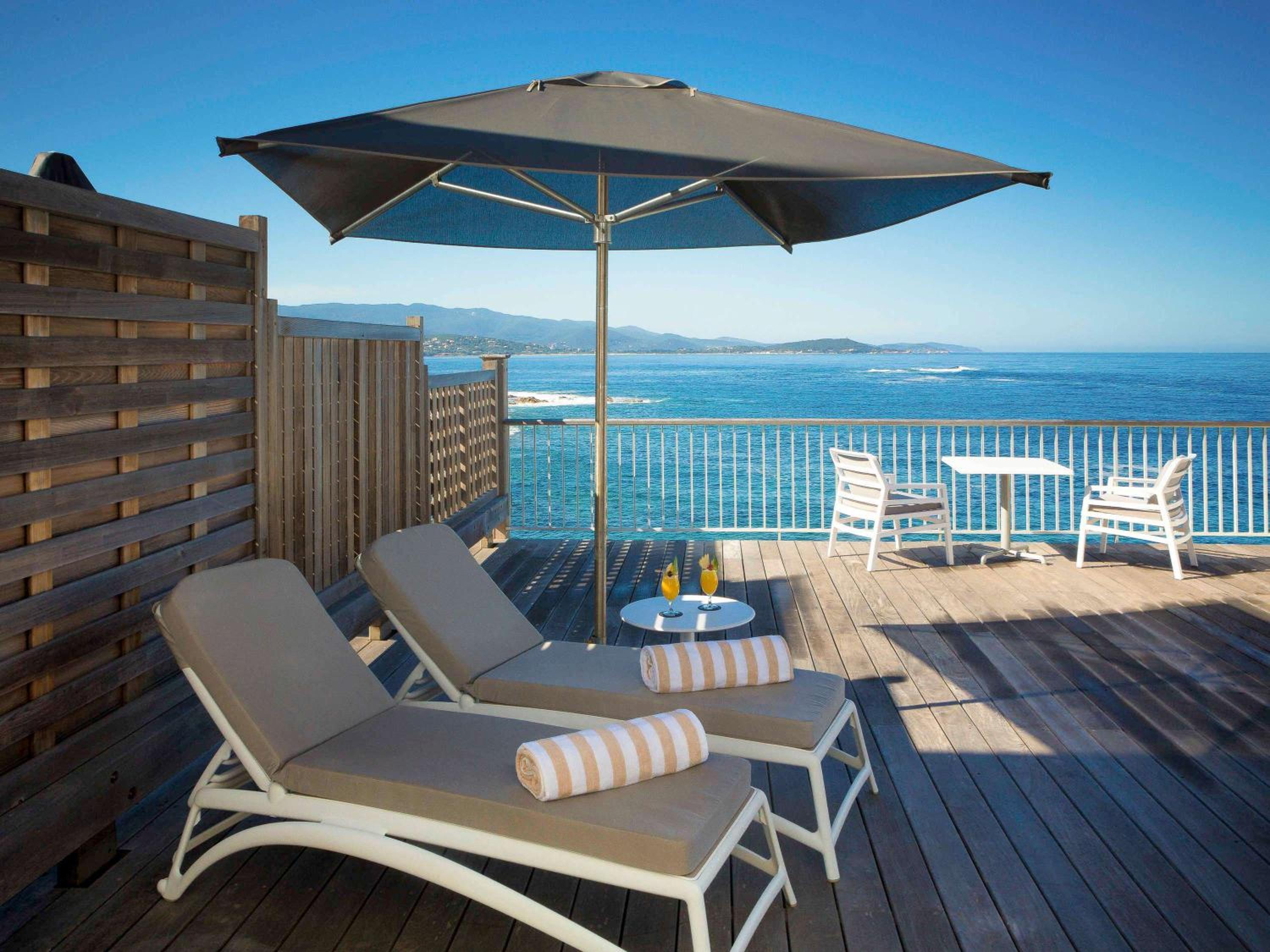 Luxury Room with One King Bed and Sea View - Private Panoramic  Solarium - Photo 5