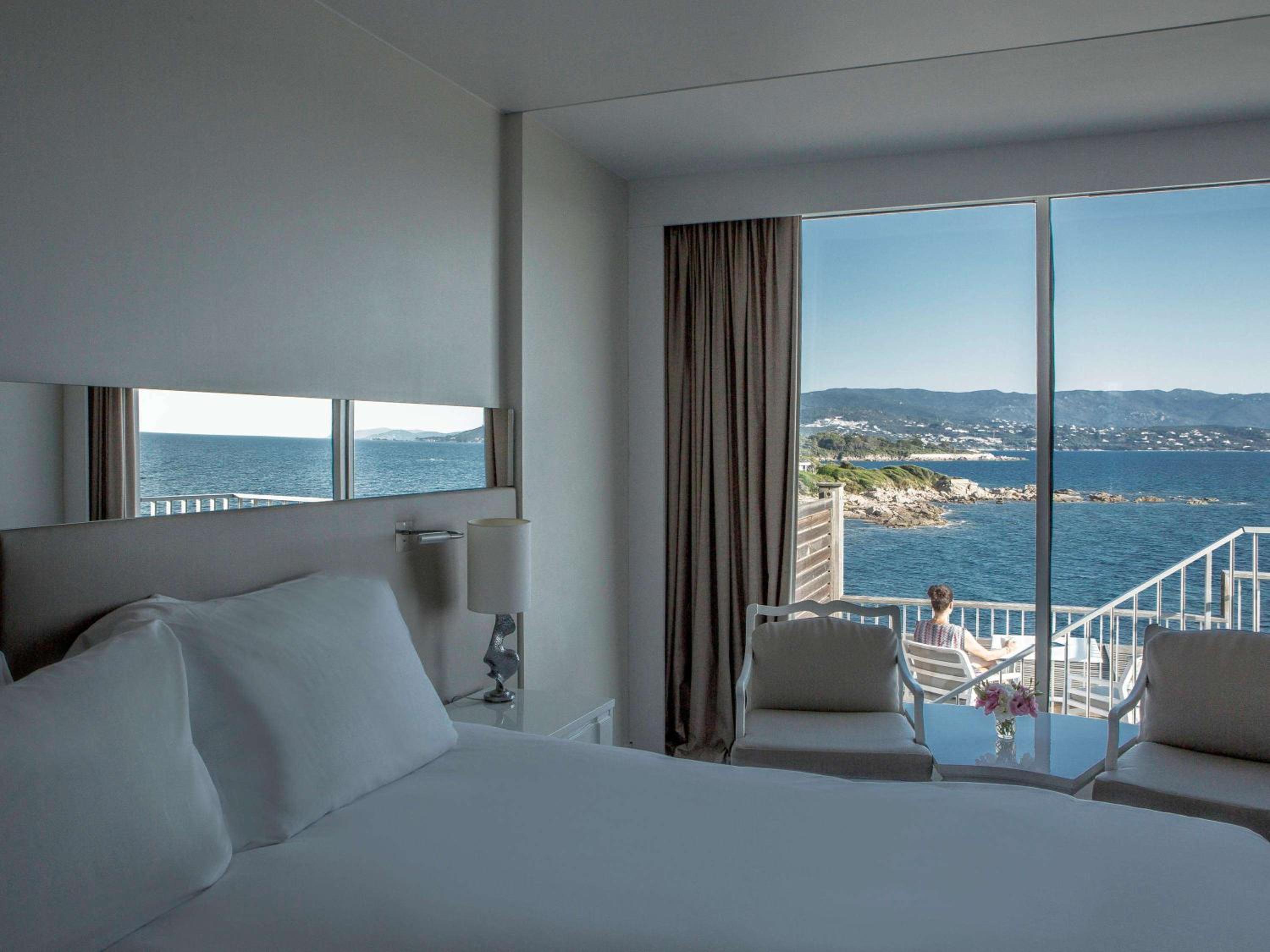 Deluxe room with 1 queen bed - Photo 4