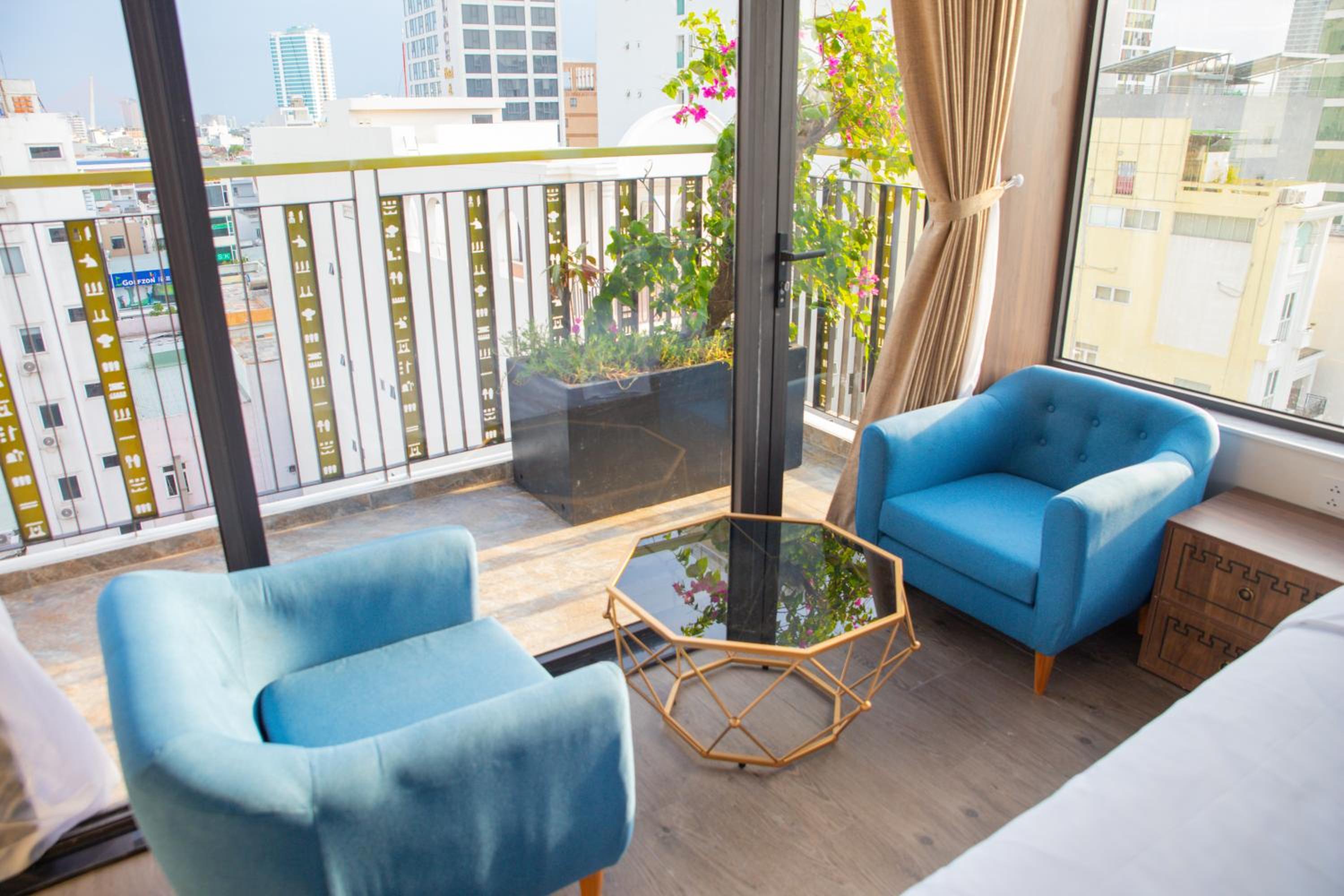 Family Suite with Balcony - Photo 5