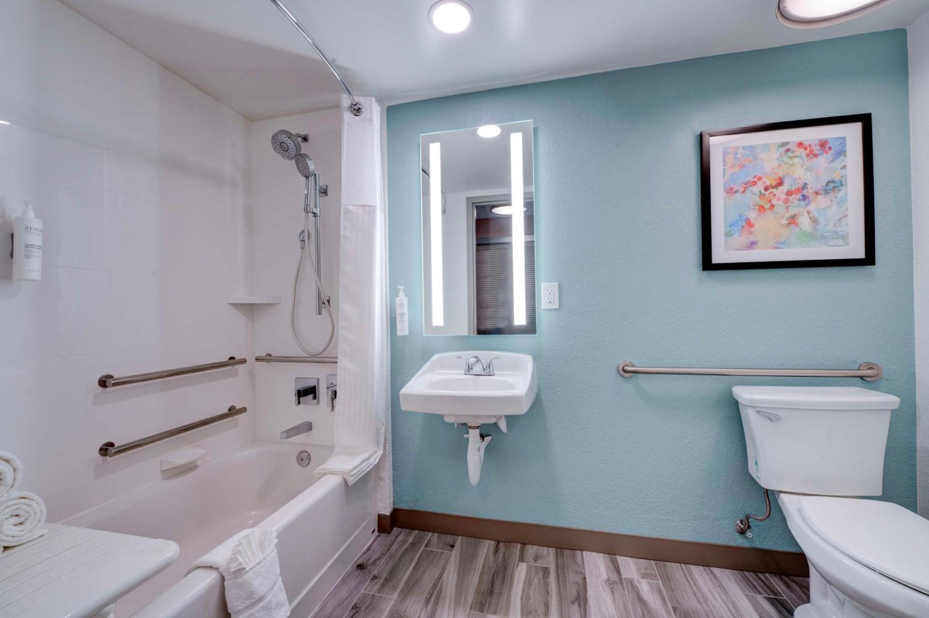 Queen Room with Two Queen Beds - Mobility Access - Photo 4