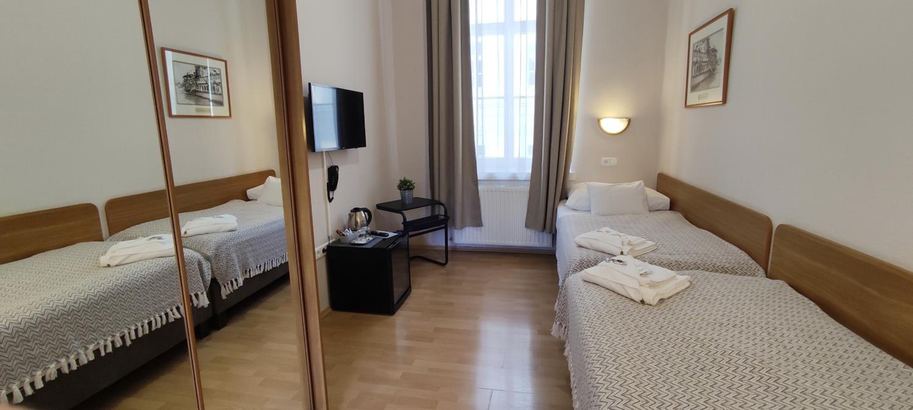 Double or Twin Room - Photo 5