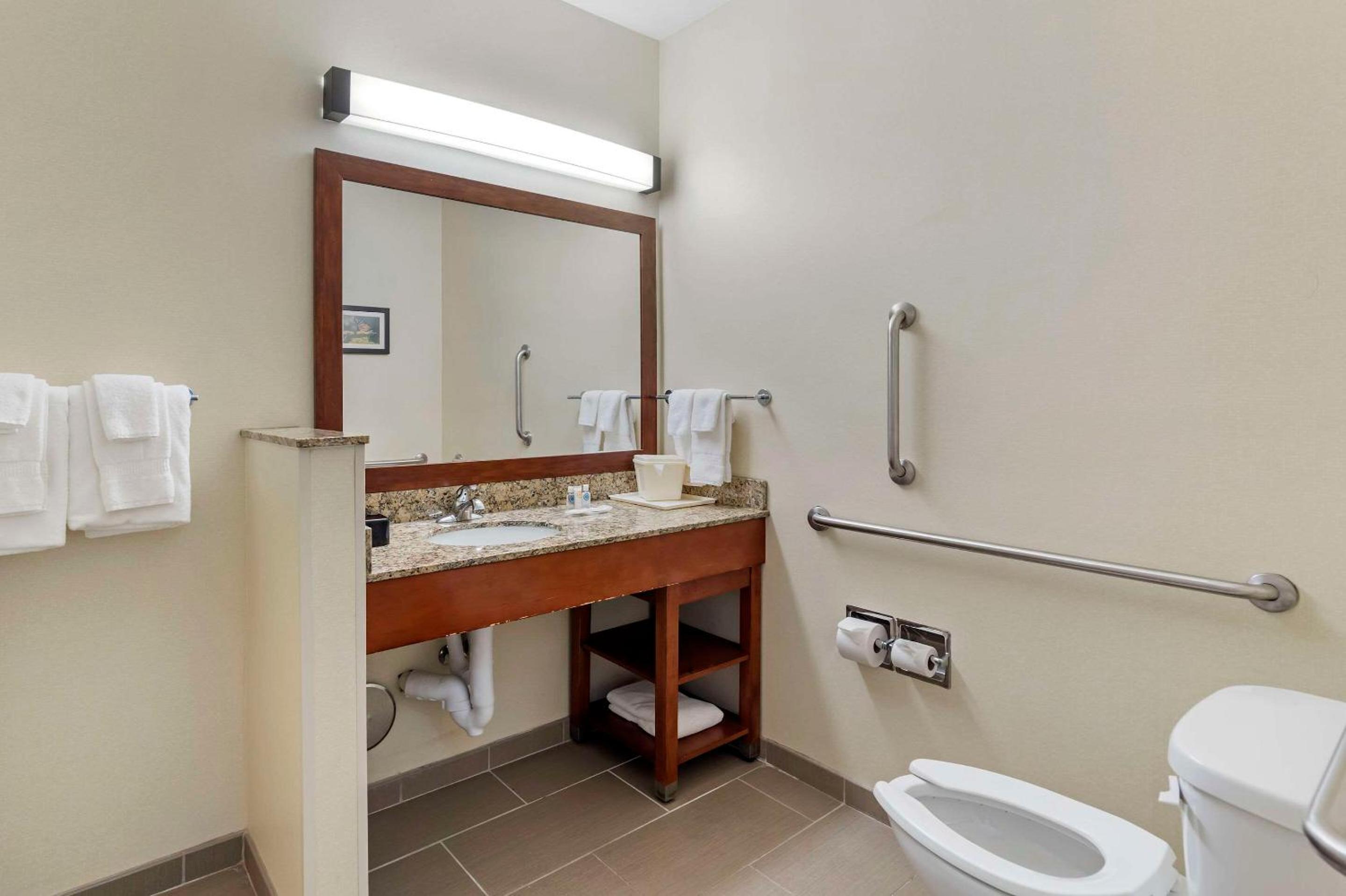 Suite with Two Double Beds - Accessible/Non-Smoking - Photo 2