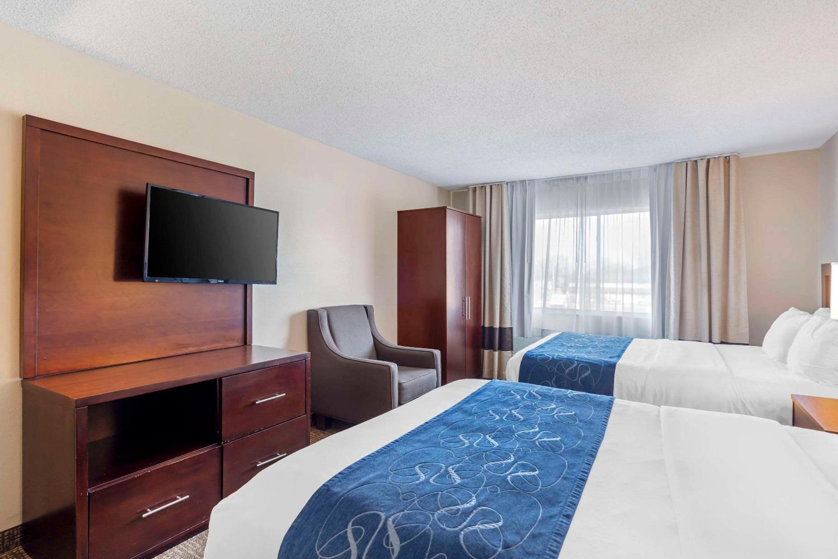 Queen Suite with Two Queen Beds - Non-Smoking - Photo 4