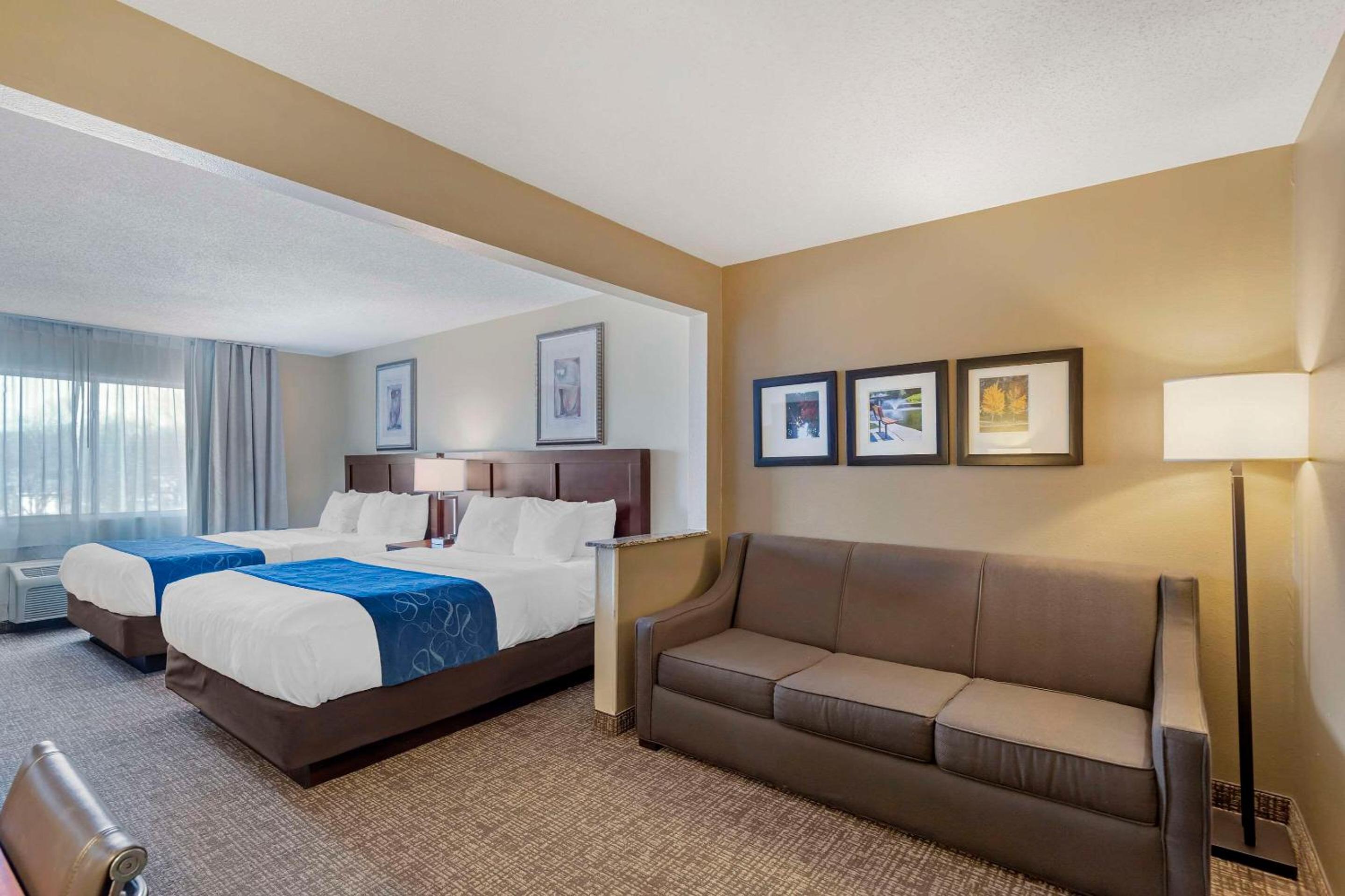 Queen Suite with Two Queen Beds - Non-Smoking - Photo 2