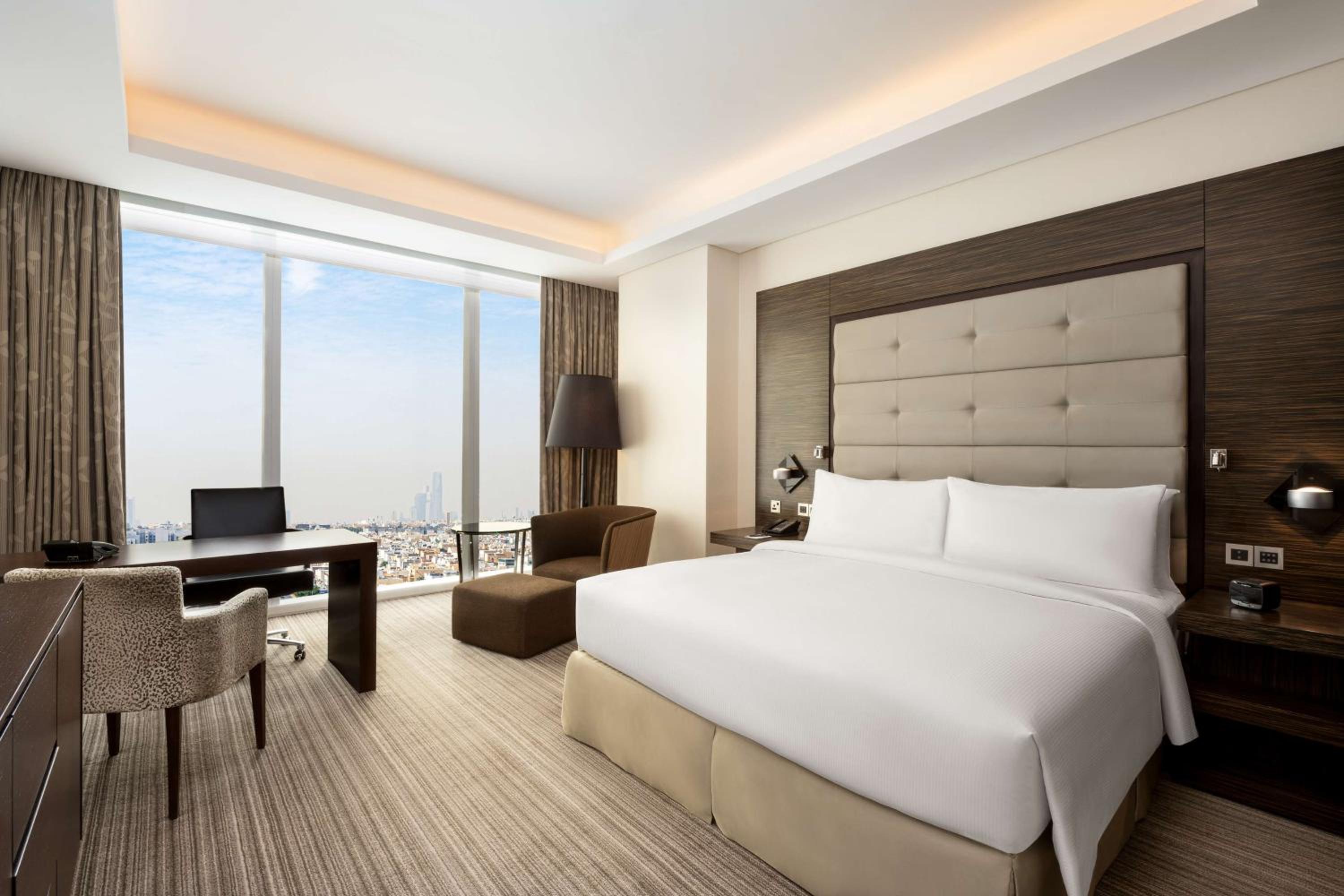 One-Bedroom King Suite - Disability Accessible thumbnail 6