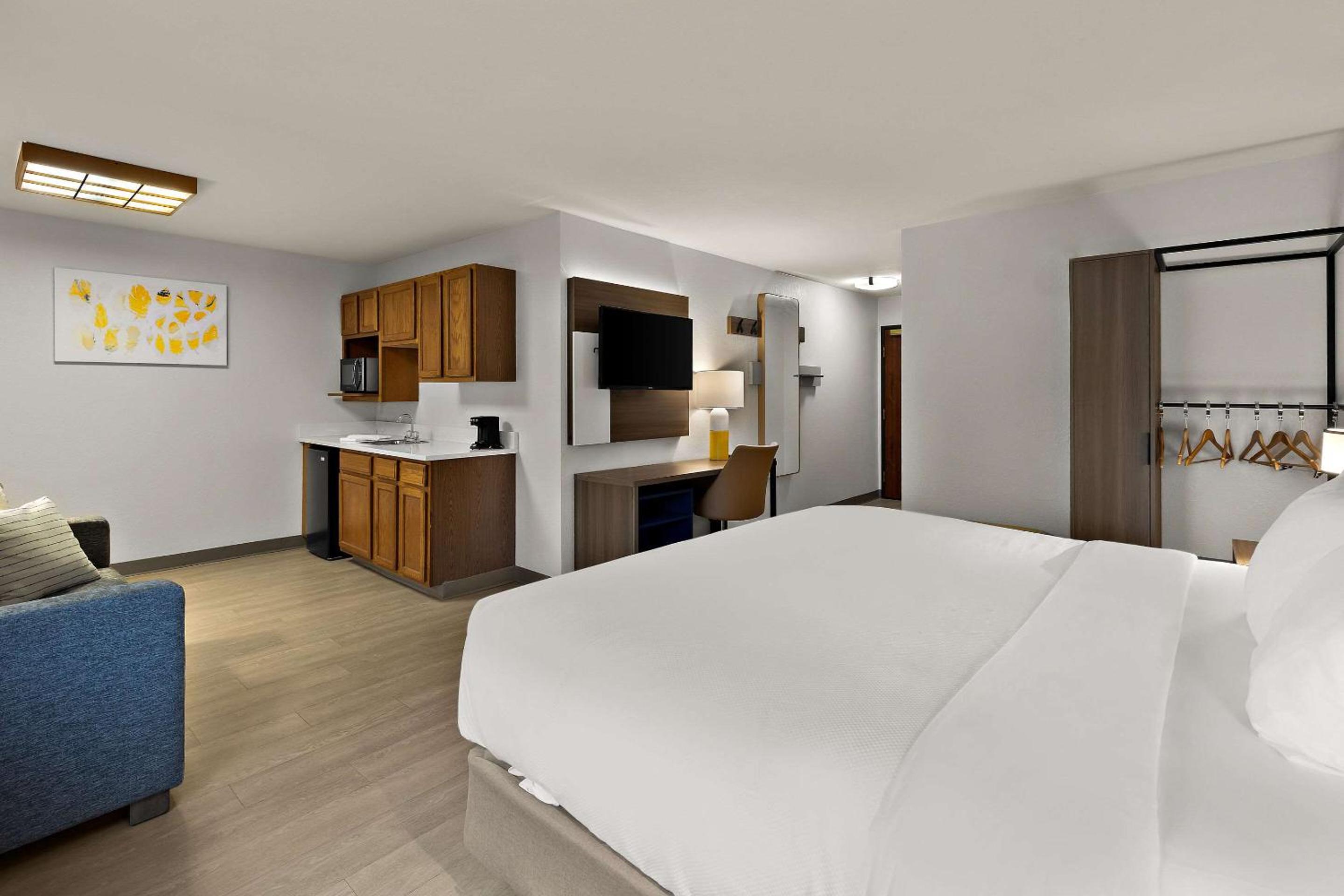 Efficiency King Suite- Non -Smoking - Photo 1