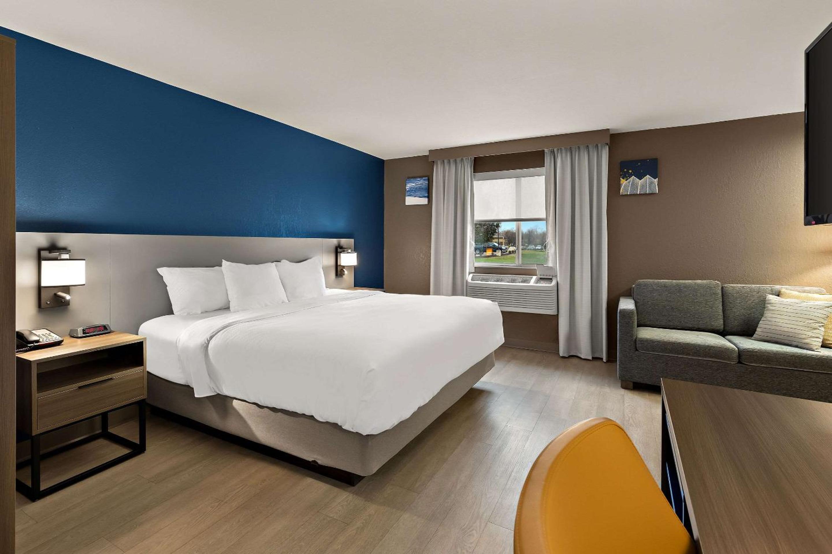 One-Bedroom King Suite with Spa Bath - Photo 4