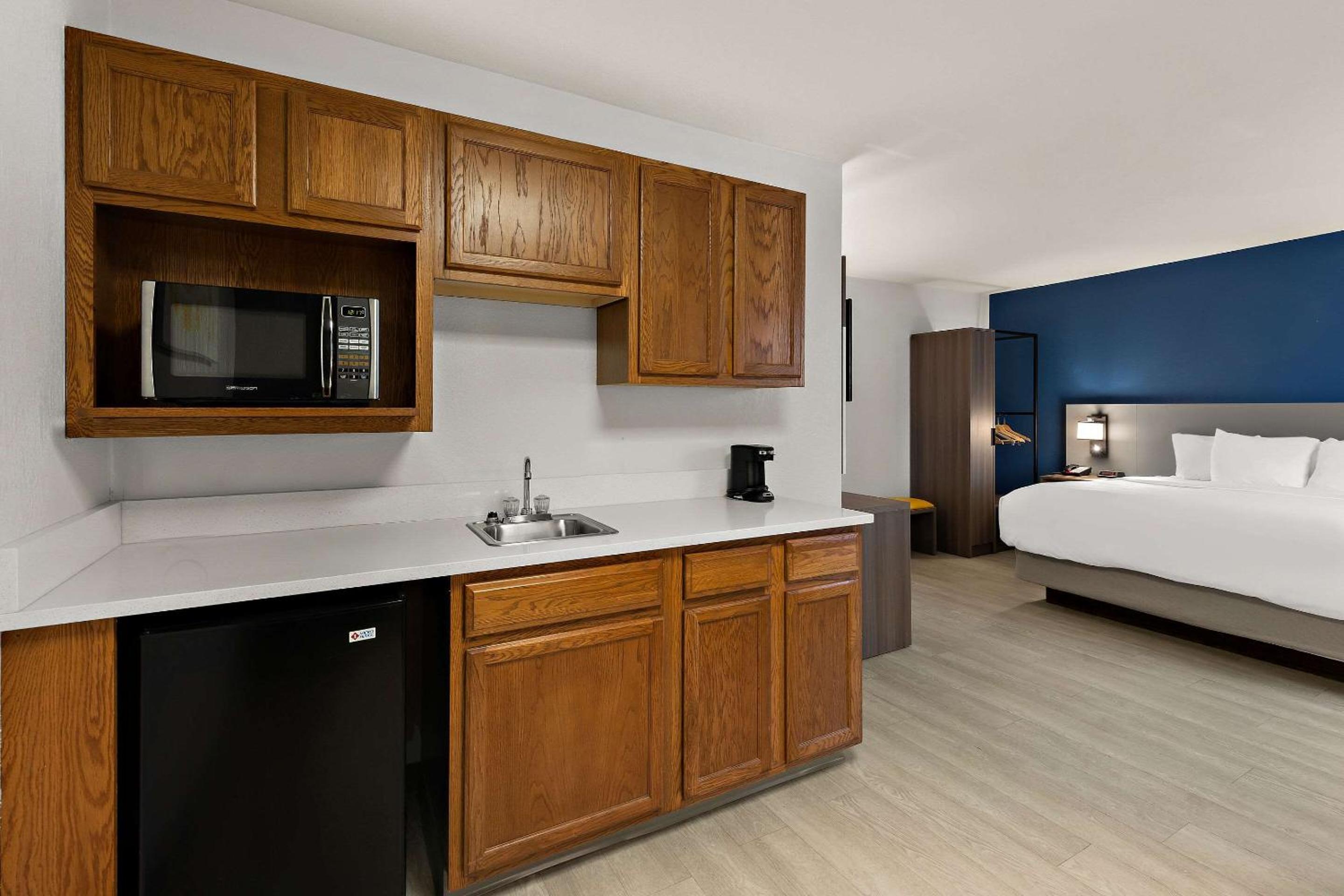 Efficiency King Suite - Accessible/Non-Smoking - Photo 3