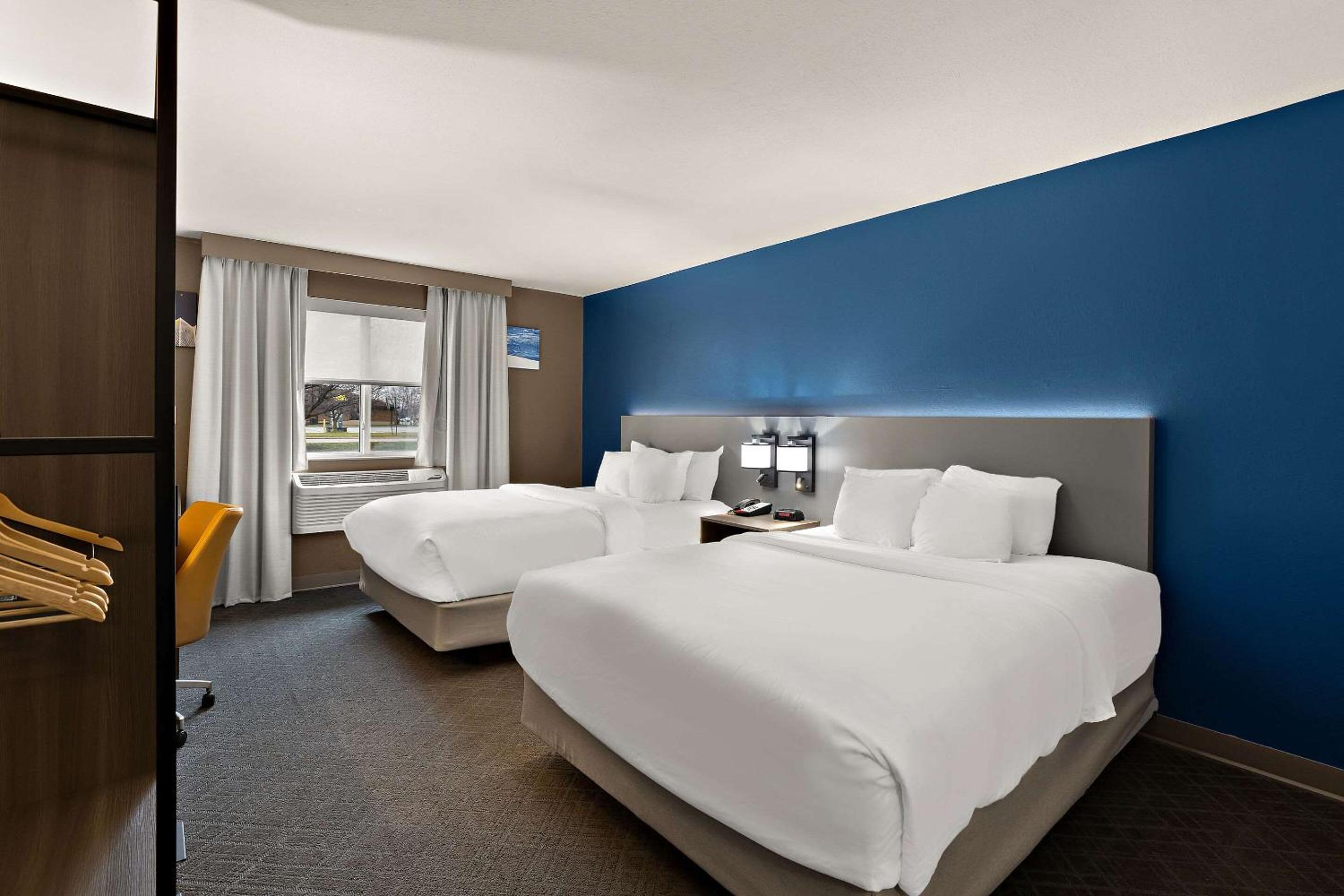 Queen Room with Two Queen Beds - Non-Smoking - Photo 7