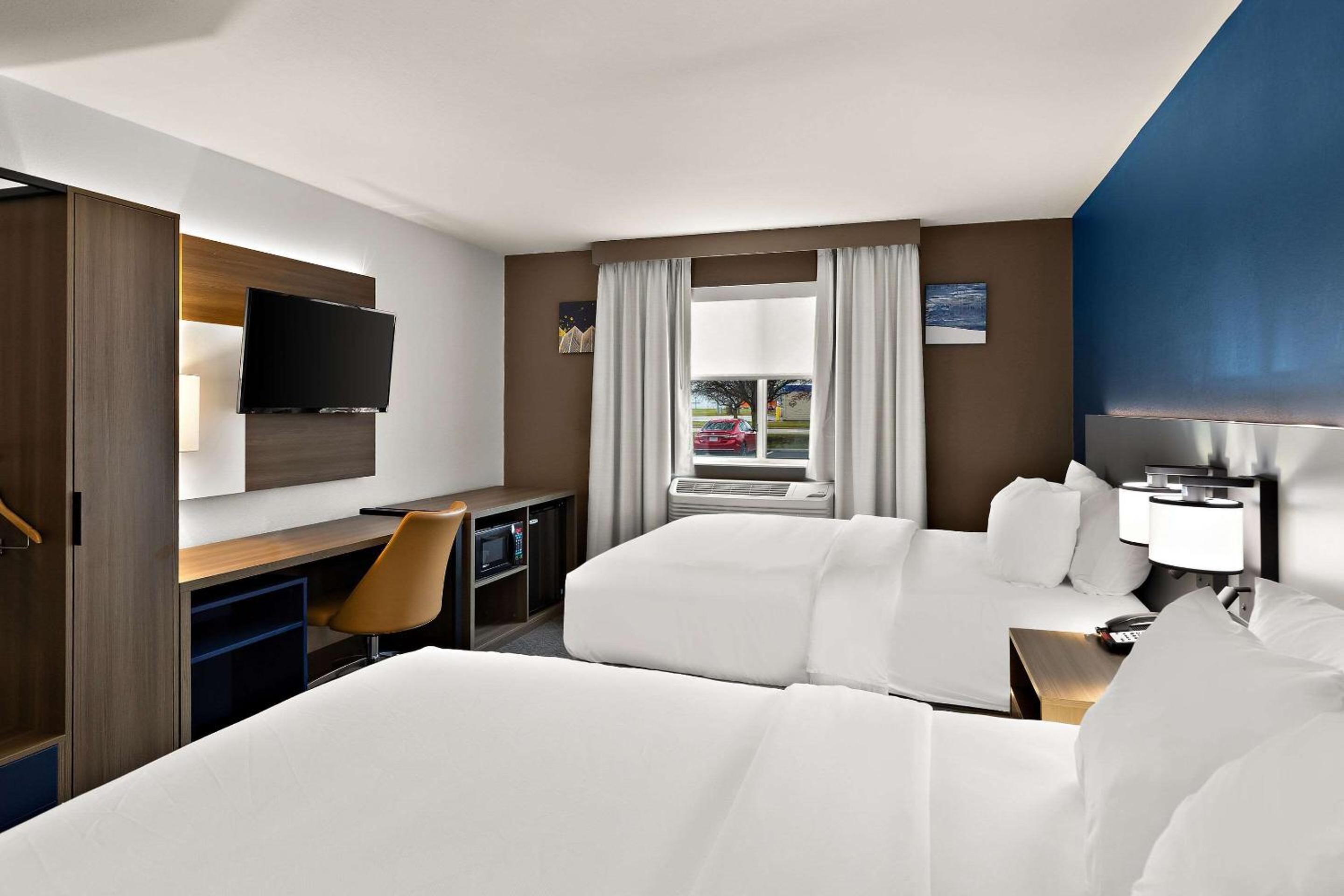 Queen Room with Two Queen Beds - Non-Smoking - Photo 6