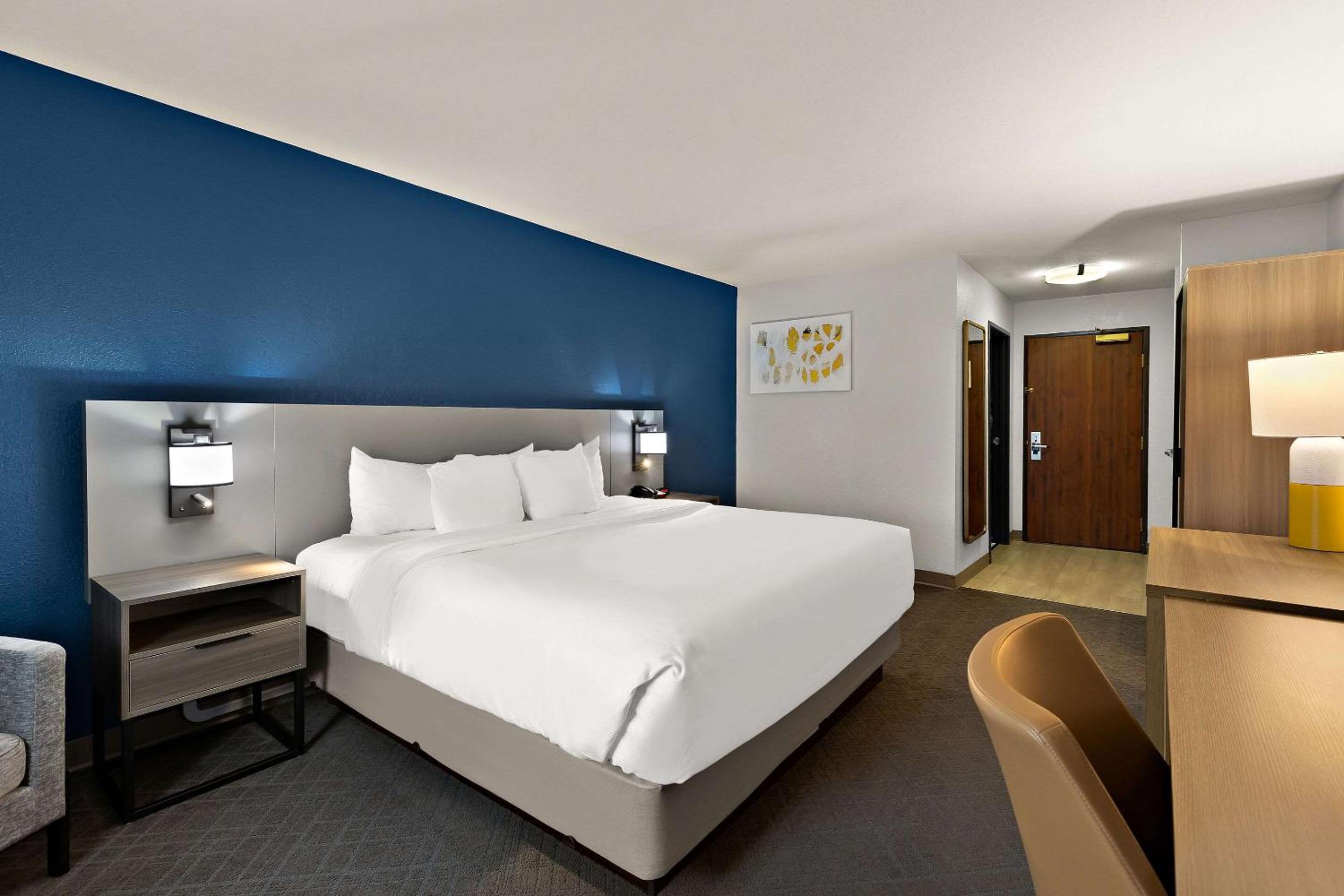 King Room - Non-Smoking - Photo 1