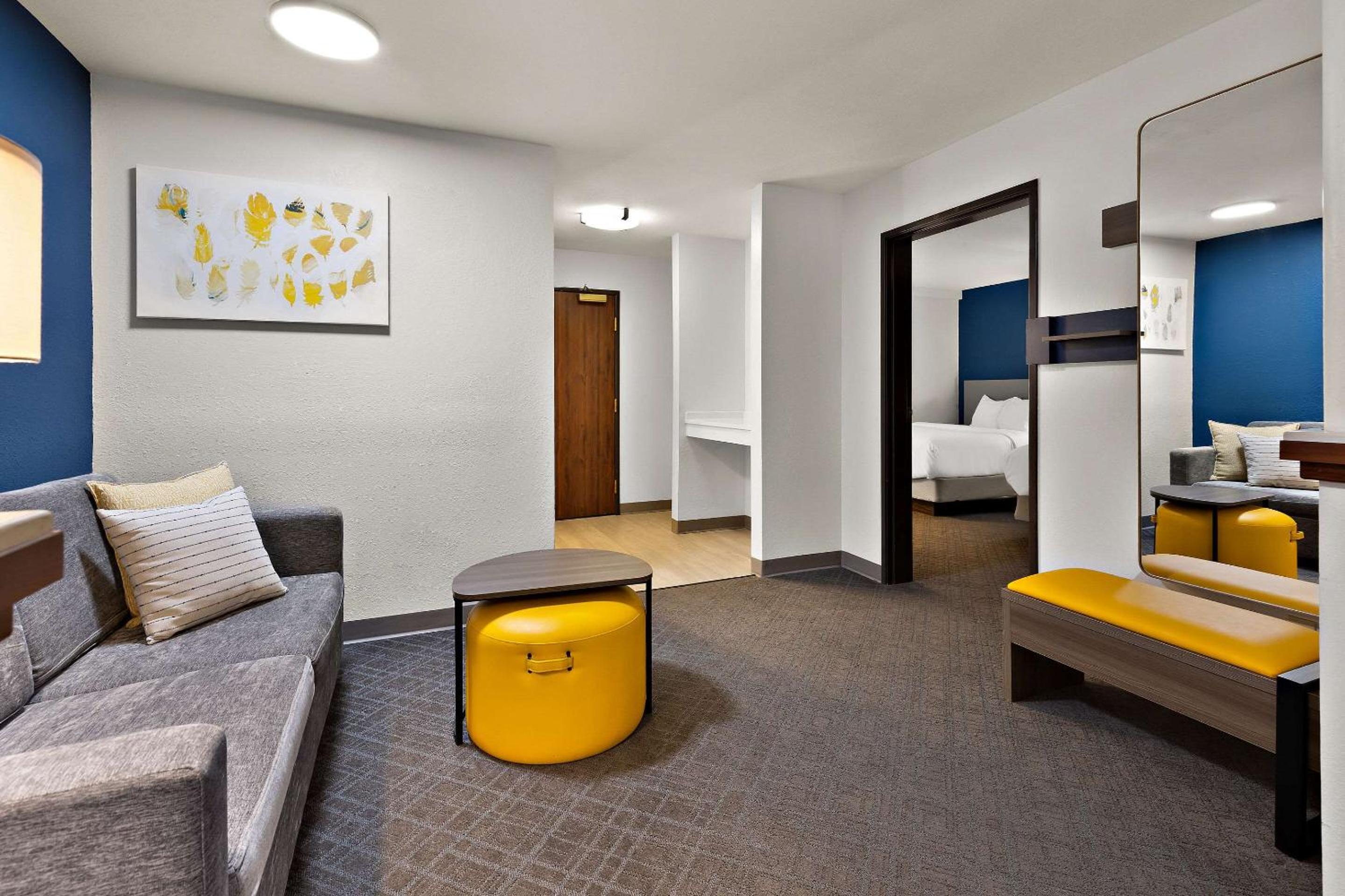 Superior King Suite with Refrigerator - Non Smoking - Photo 4