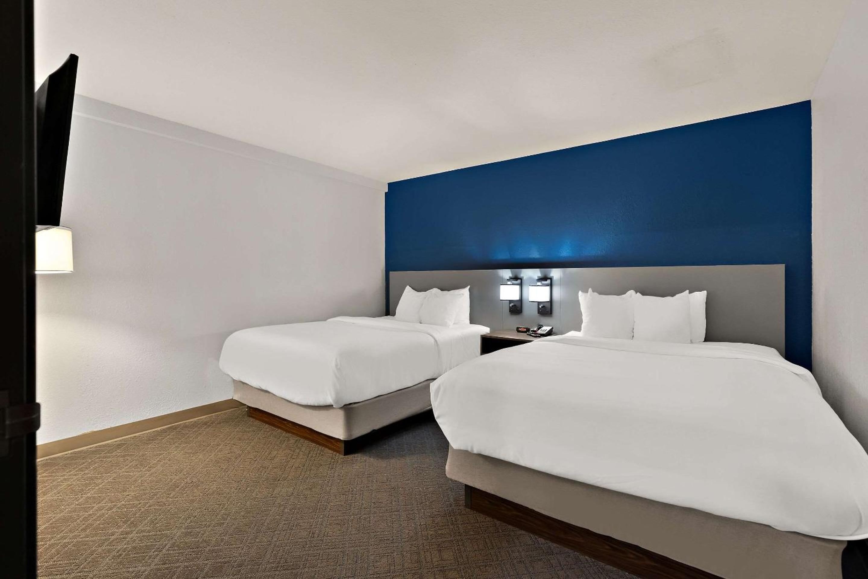 Queen Room with Two Queen Beds - Non-Smoking - Photo 1