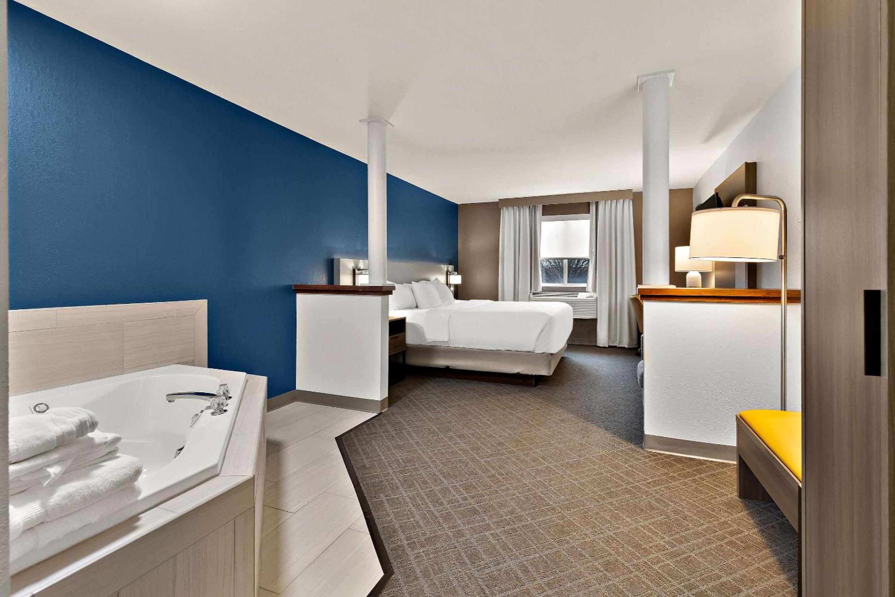 One-Bedroom King Suite with Spa Bath - Photo 1