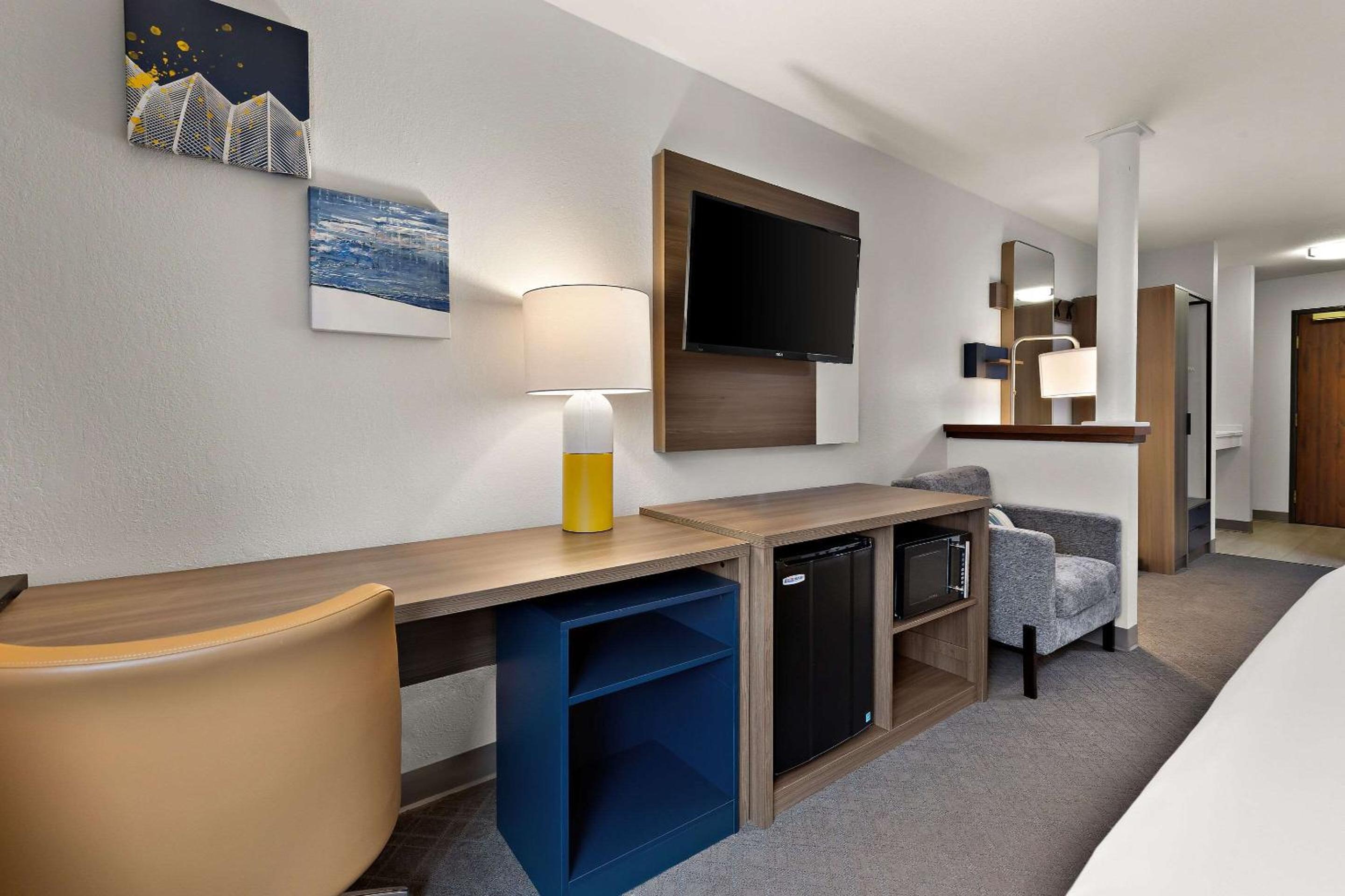 King Room - Non-Smoking - Photo 4