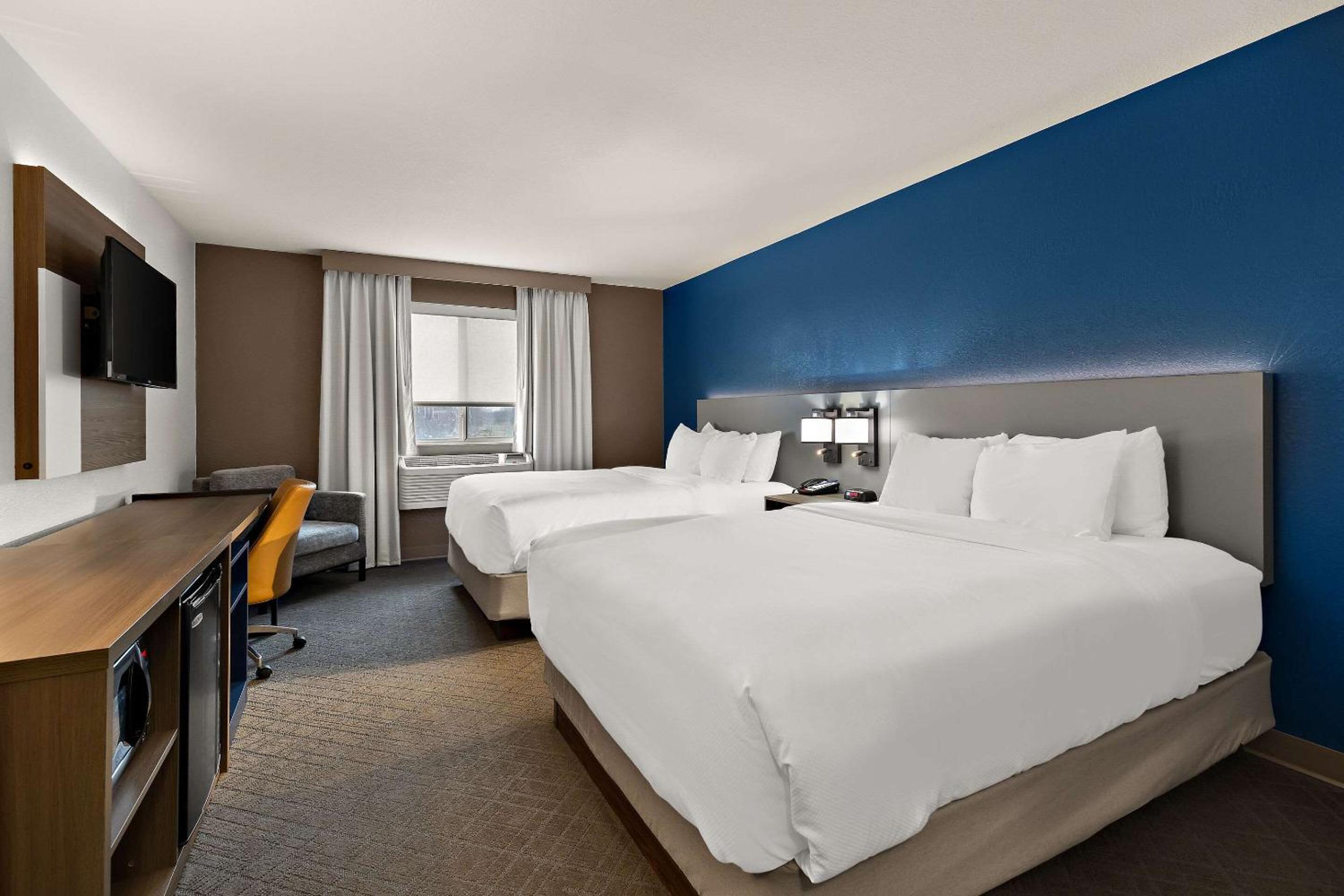 Queen Room with Two Queen Beds - Non-Smoking - Photo 3