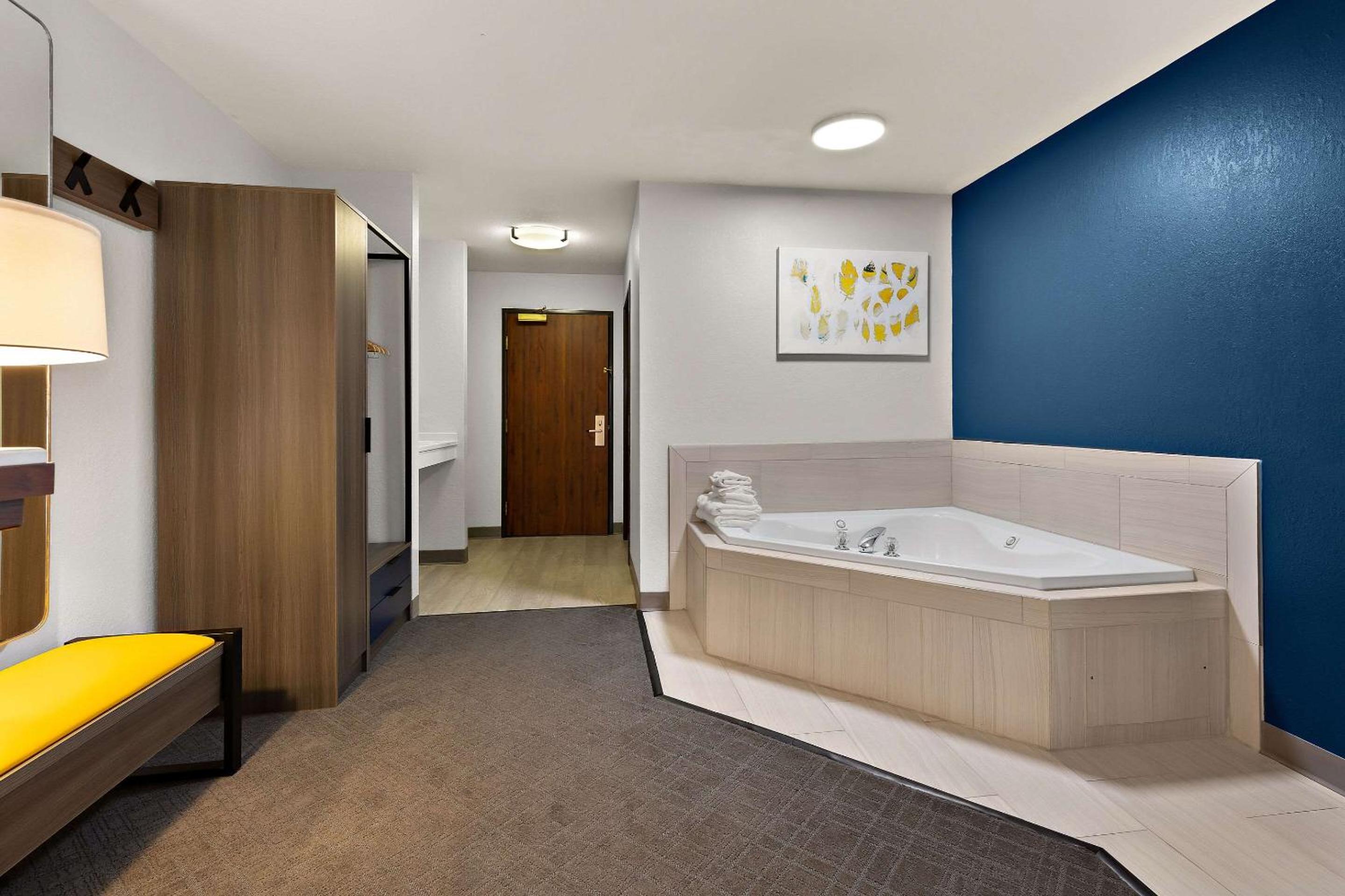 One-Bedroom King Suite with Spa Bath - Photo 2