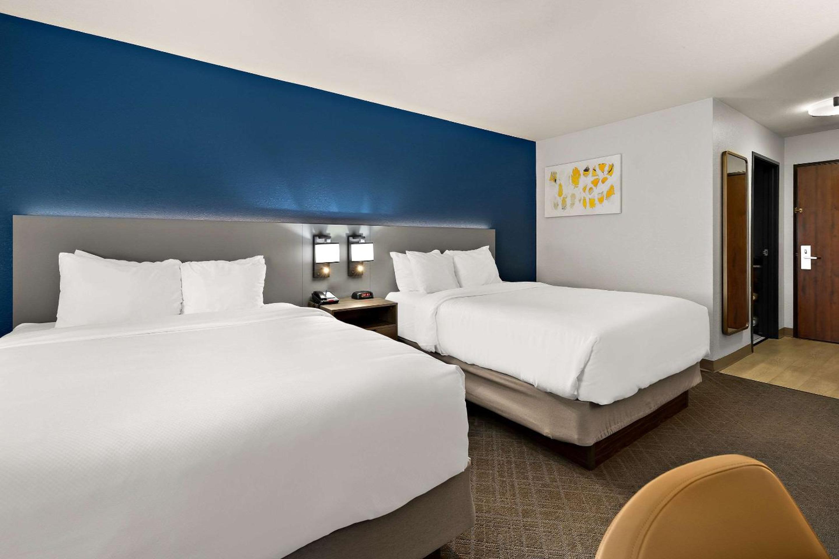 Queen Room with Two Queen Beds - Non-Smoking - Photo 4