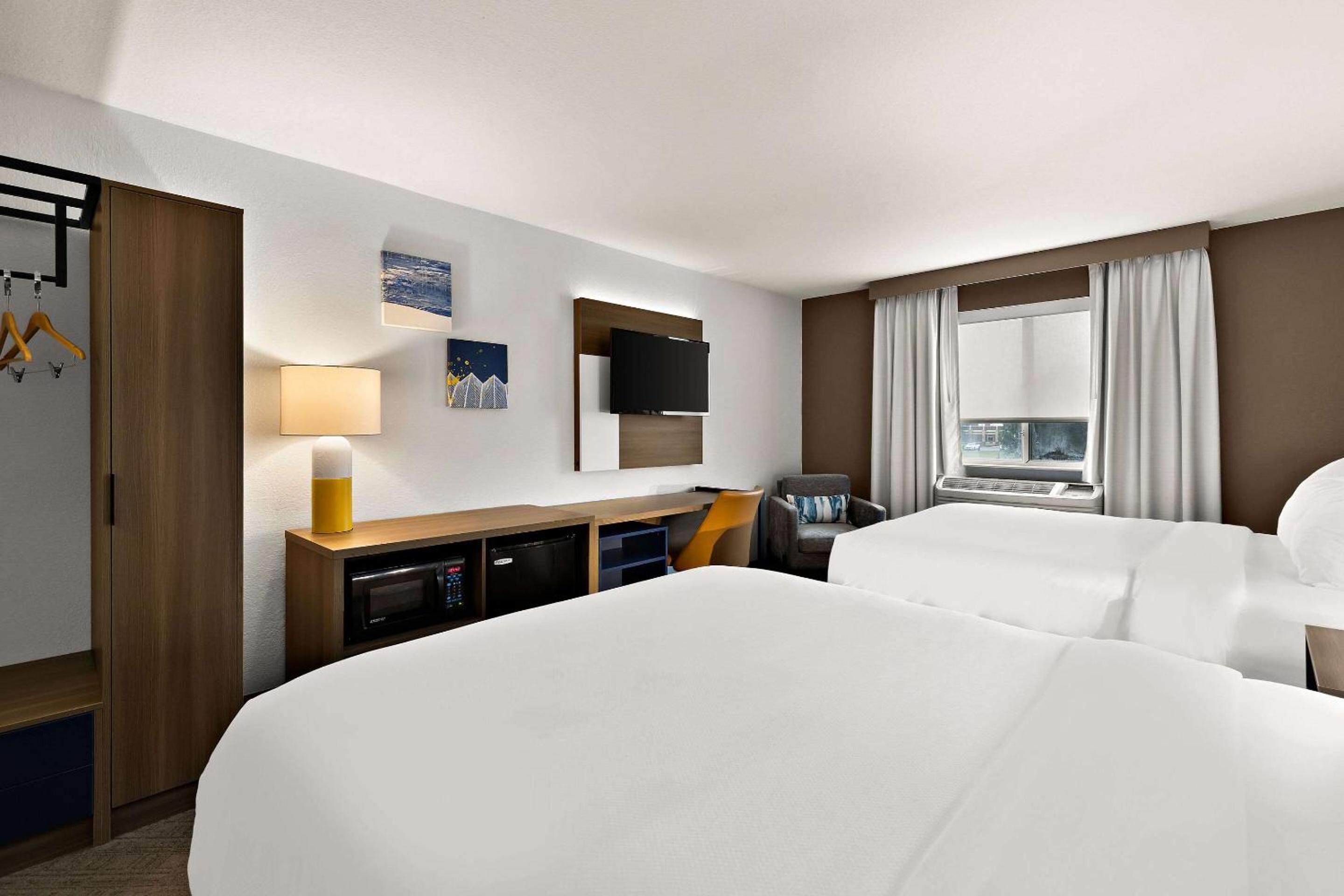 Queen Room with Two Queen Beds - Non-Smoking - Photo 5
