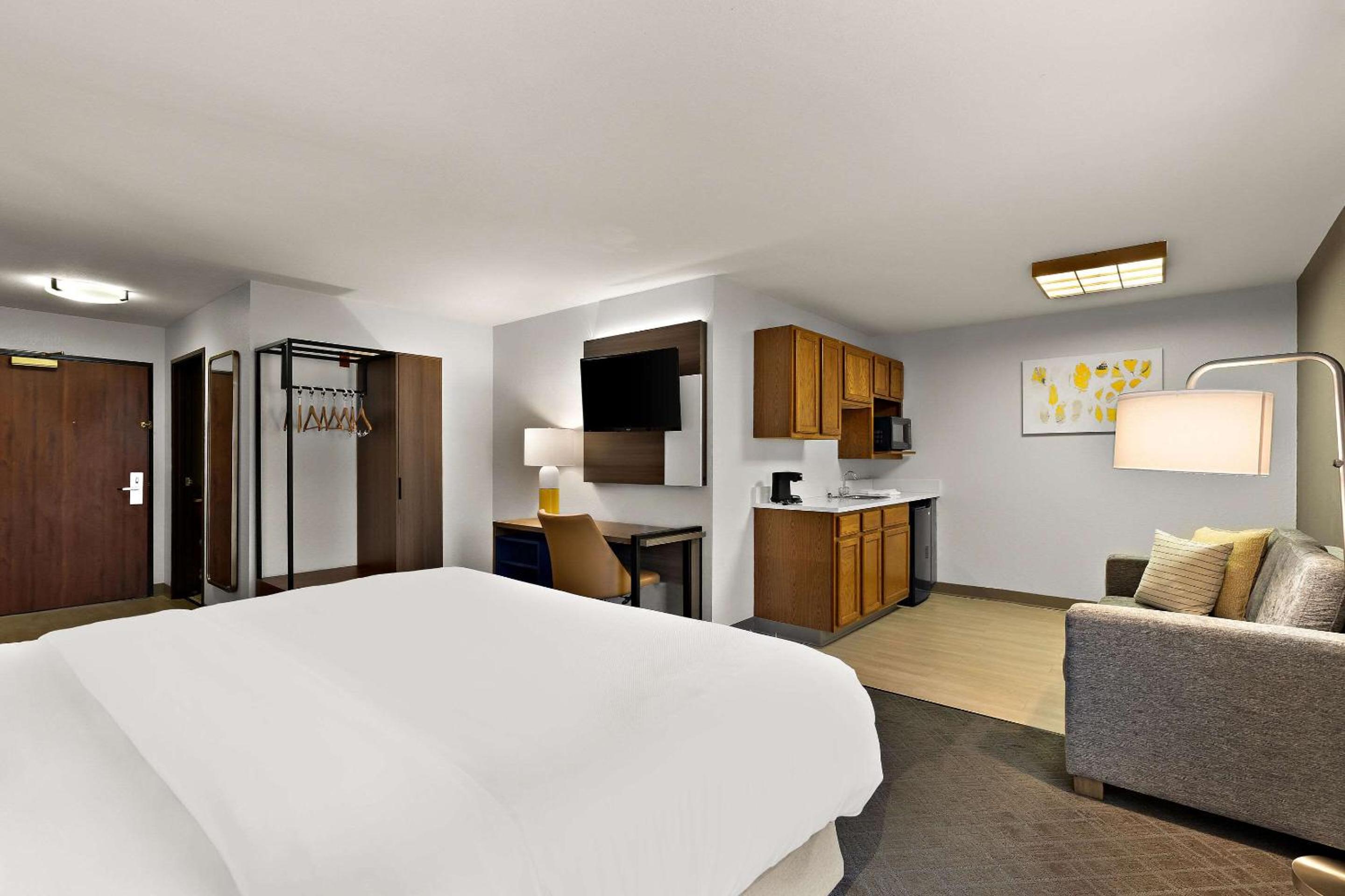 Efficiency King Suite- Non -Smoking - Photo 3