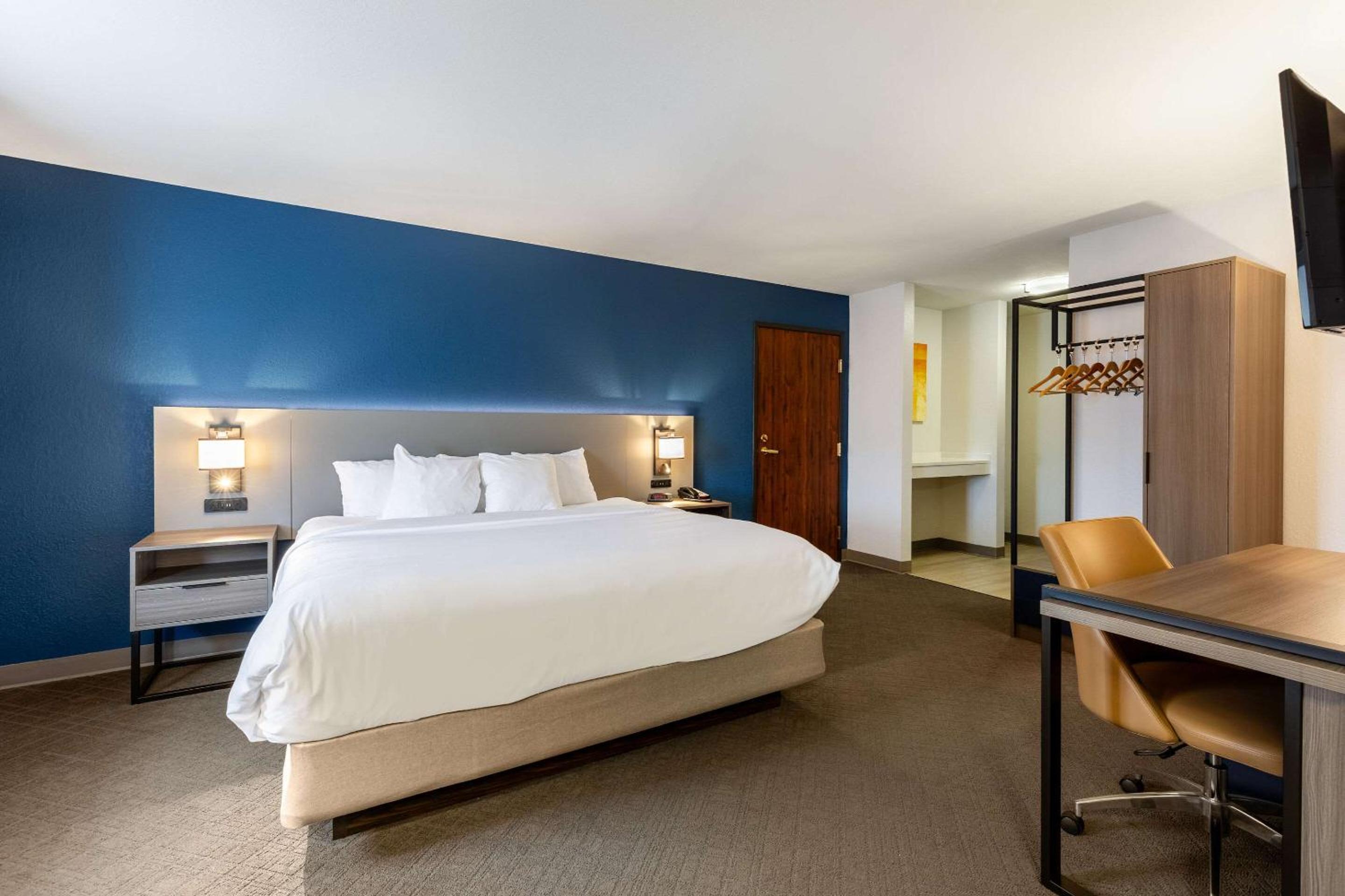 One-Bedroom King Suite with Spa Bath - Photo 5
