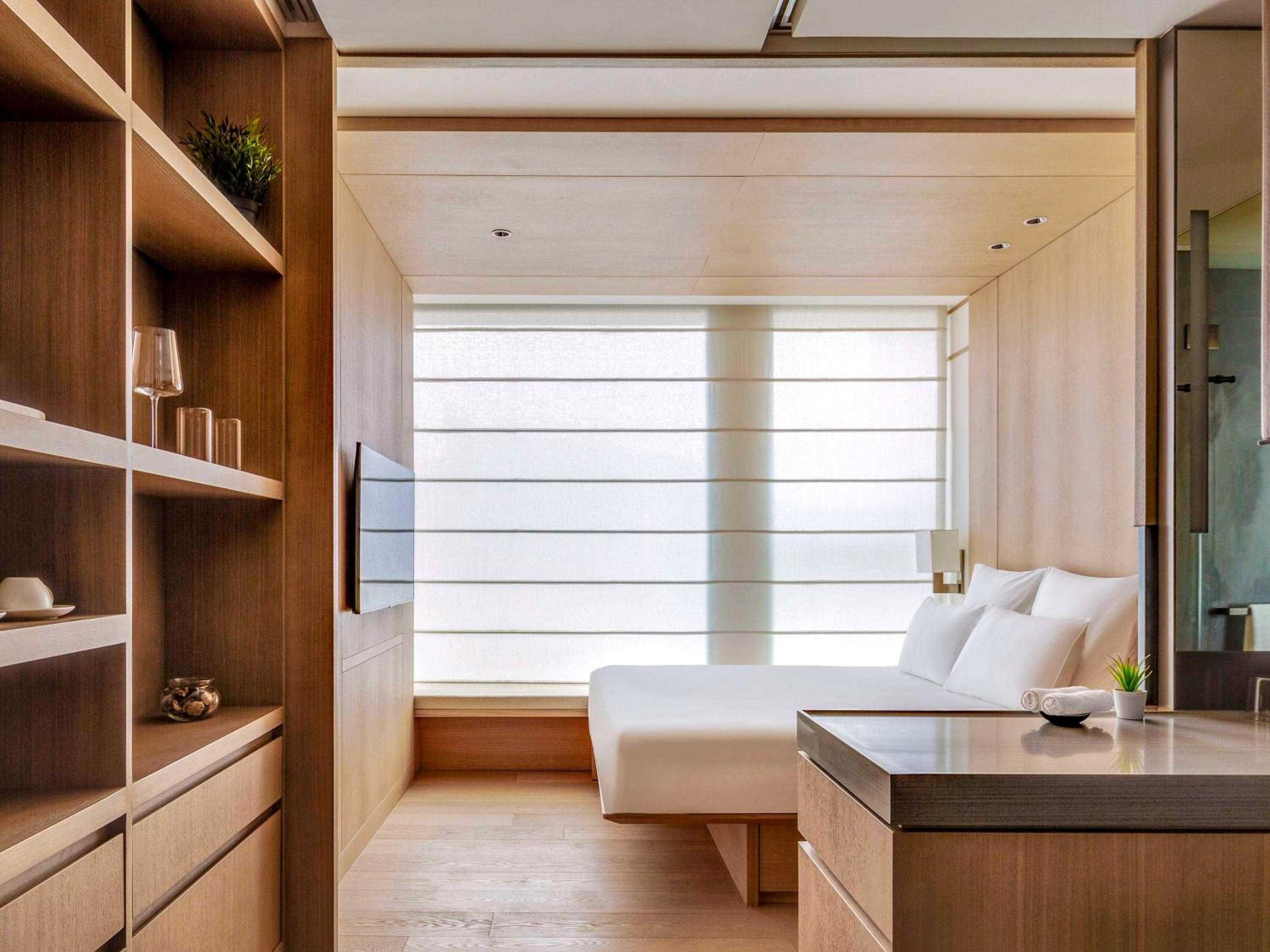 Superior King Room with City View