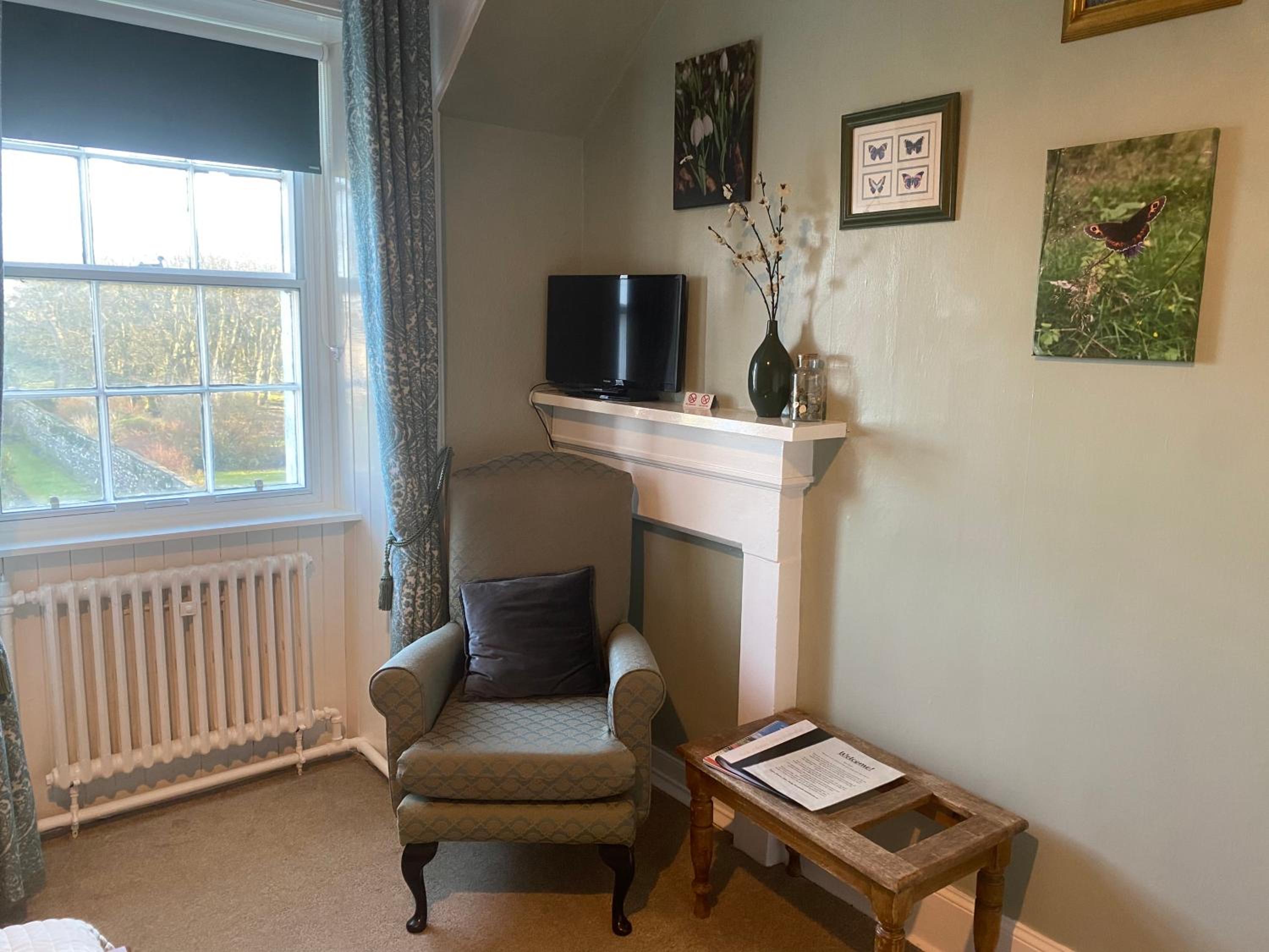 Double Room with Private Bathroom Across The Hallway photo 3