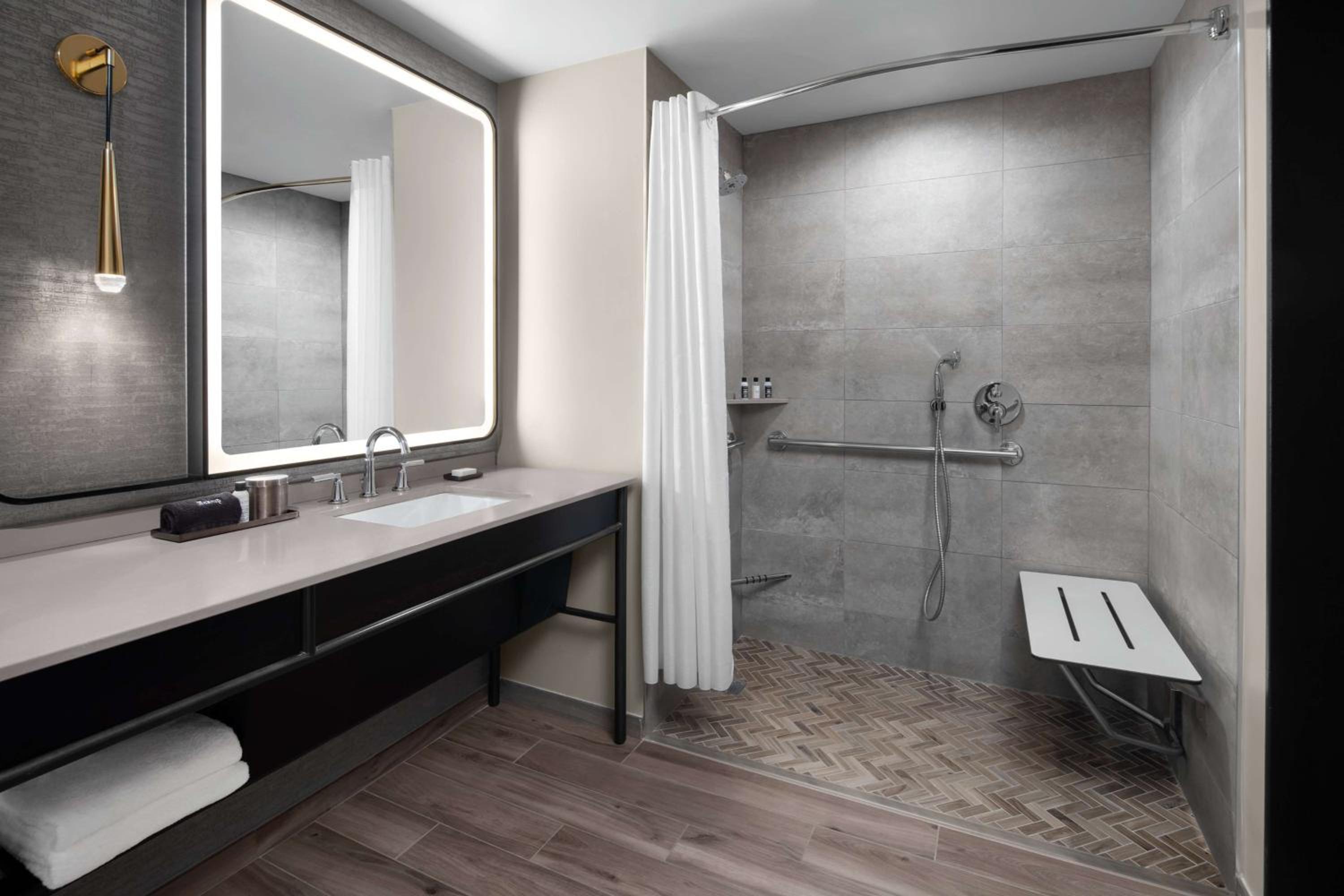 Queen Room with Two Queen Beds and Roll-In Shower - Mobility Accessible/City View - Photo 7