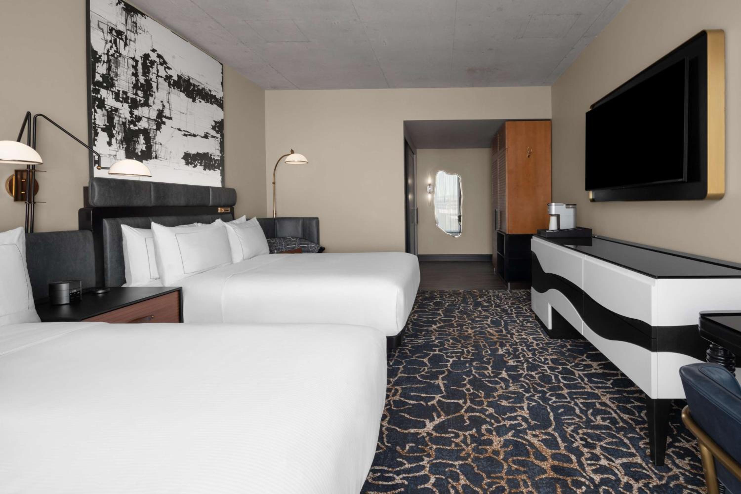 Queen Room with Two Queen Beds - Photo 6
