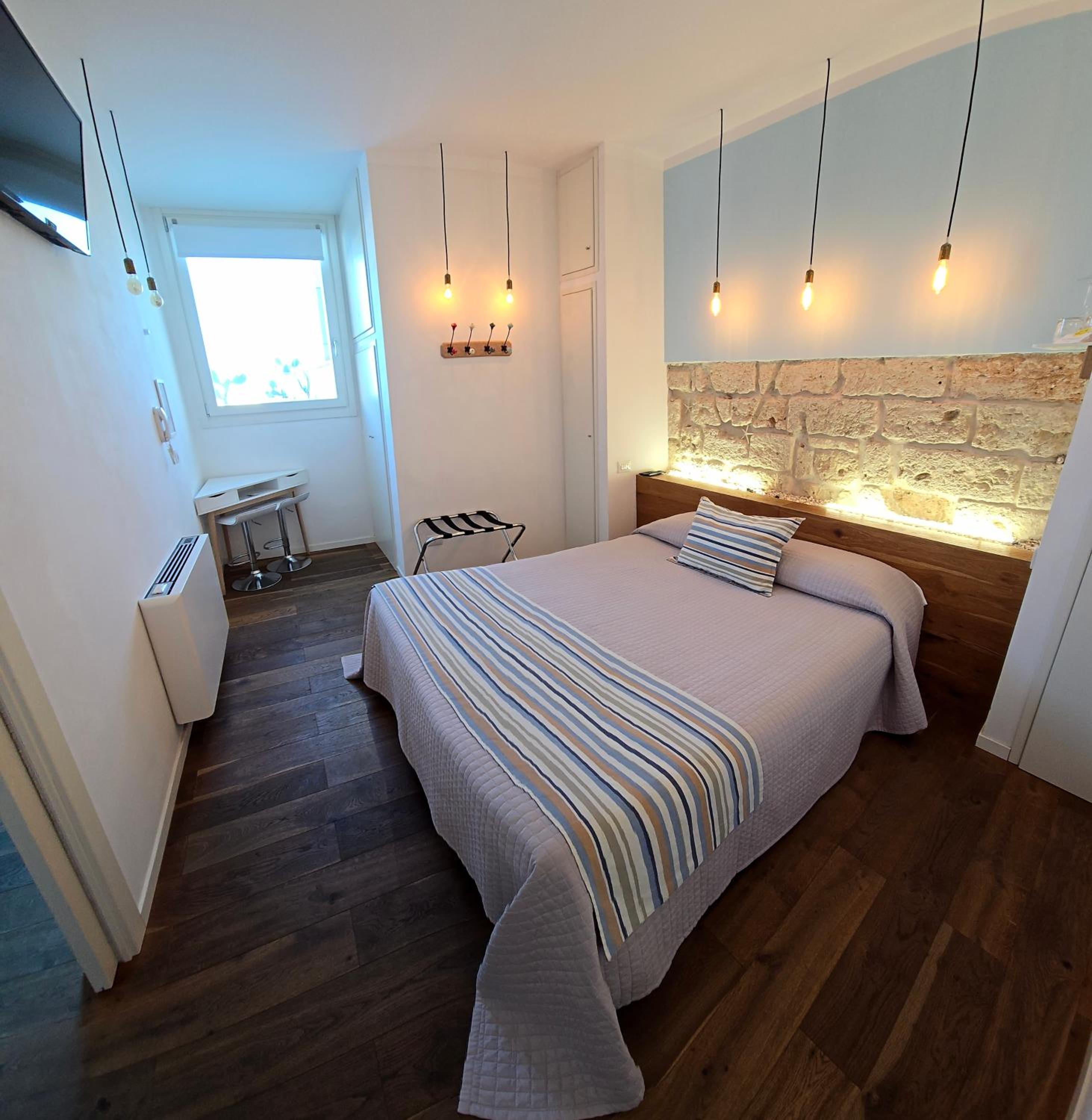 Deluxe Double Room with Sea View - Photo 4