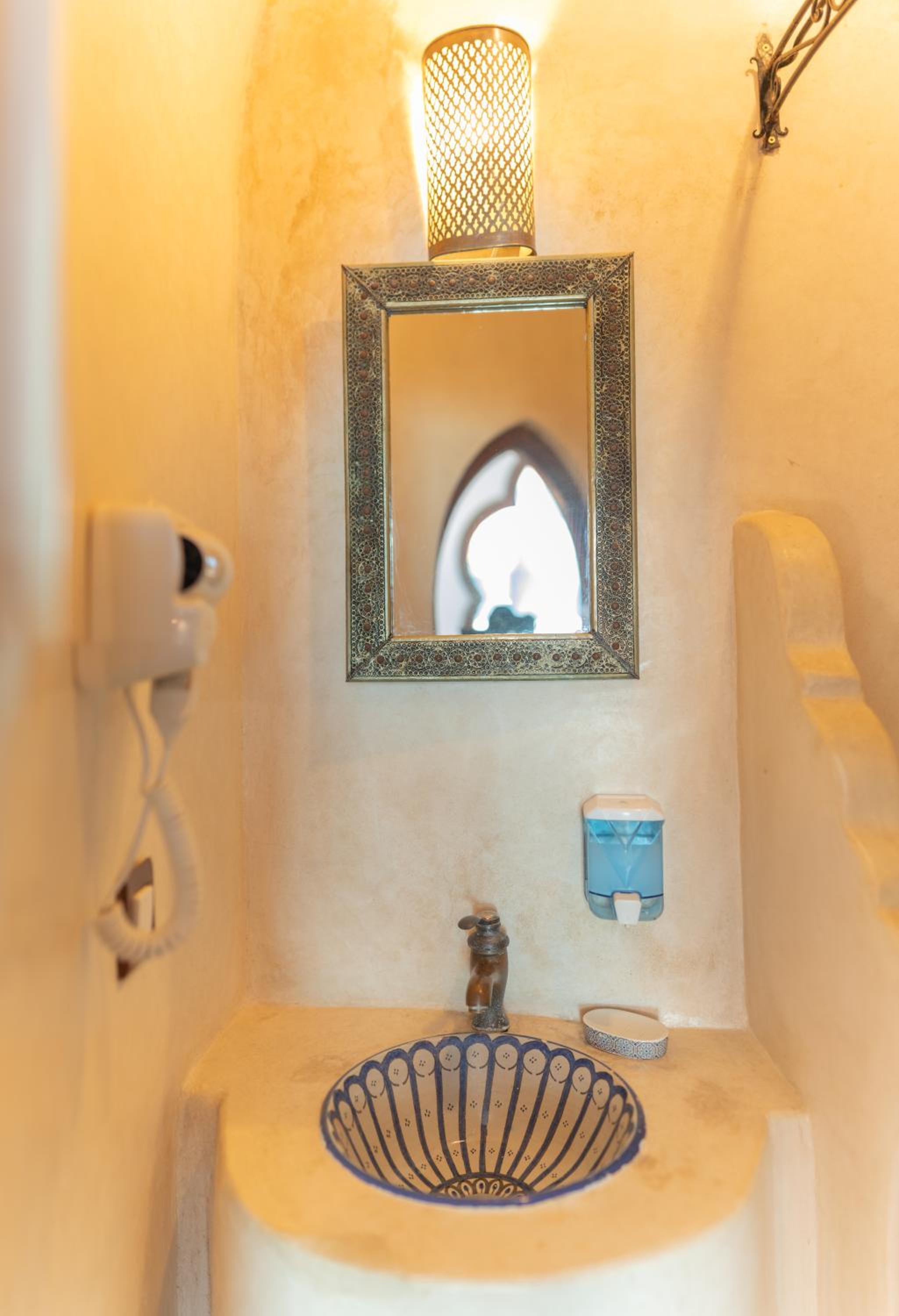 Budget Double Room - Photo 12