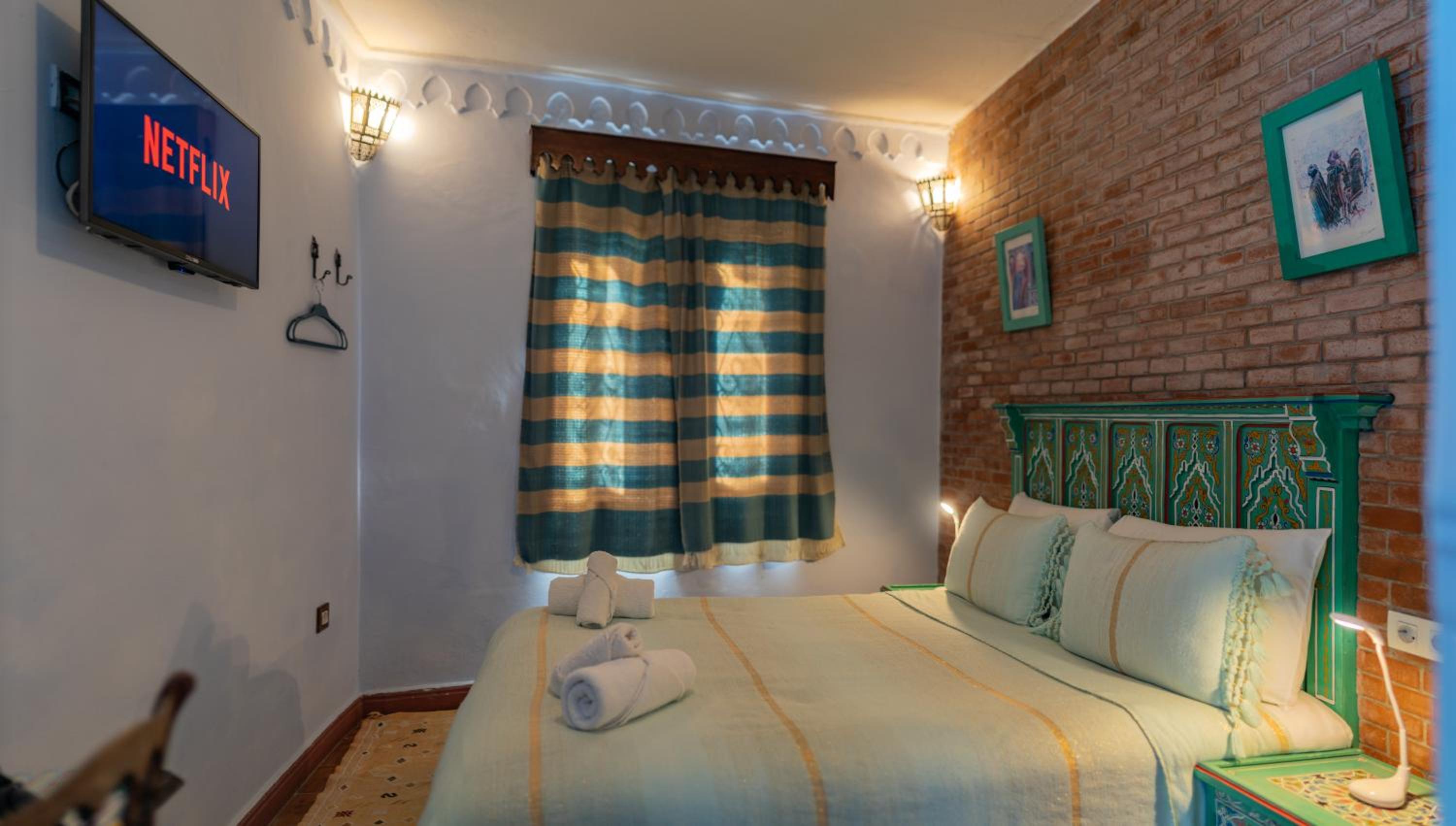 Budget Double Room - Photo 10