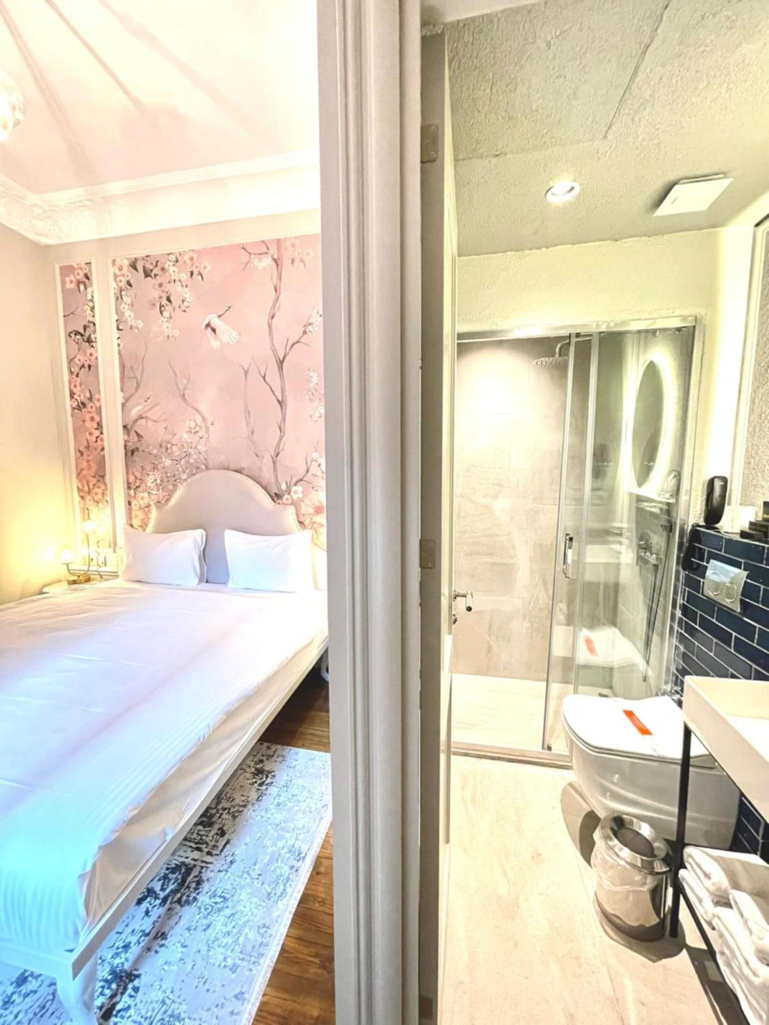 Small Room photo 3