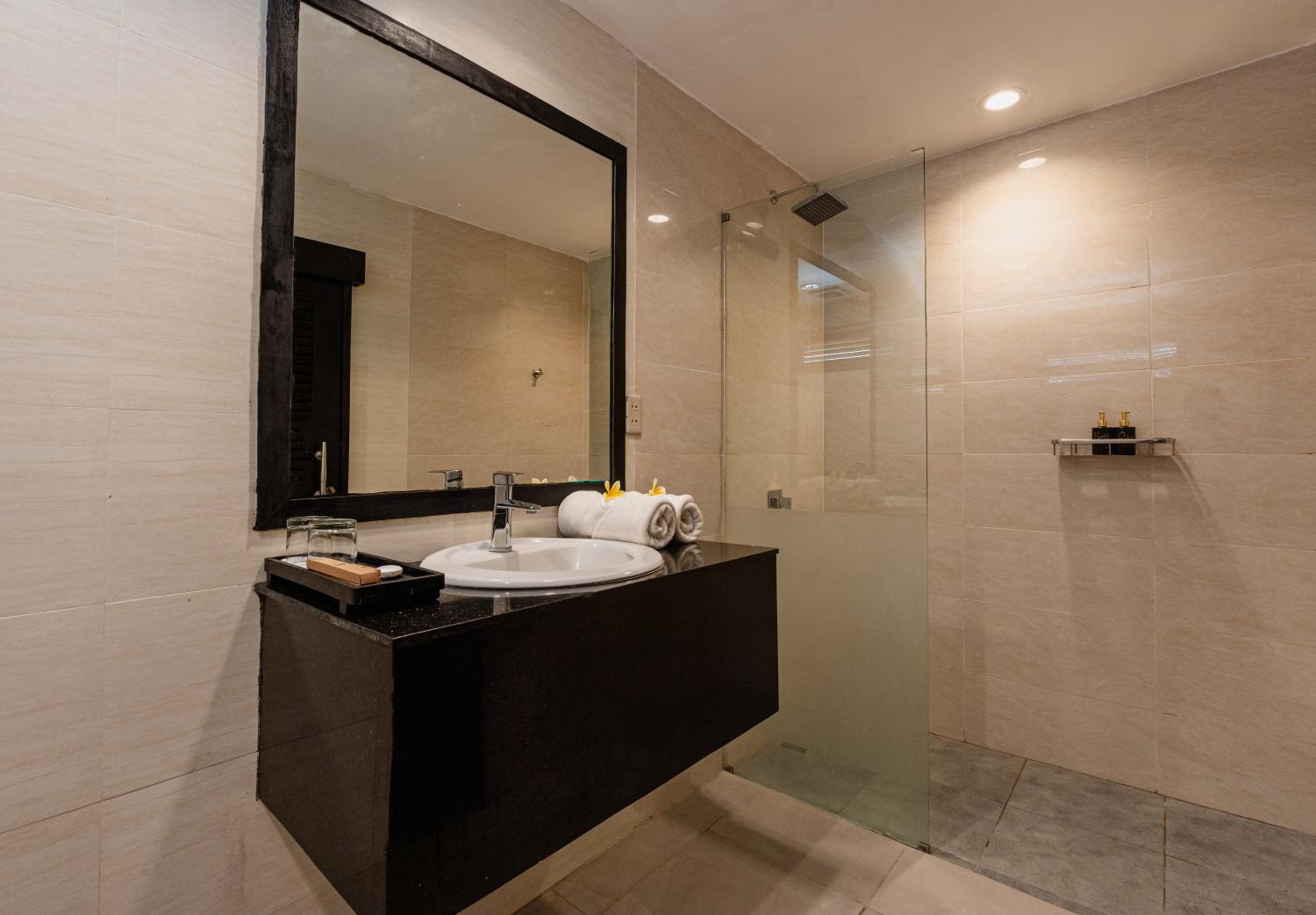 Deluxe Double Room with Pool View - Photo 16