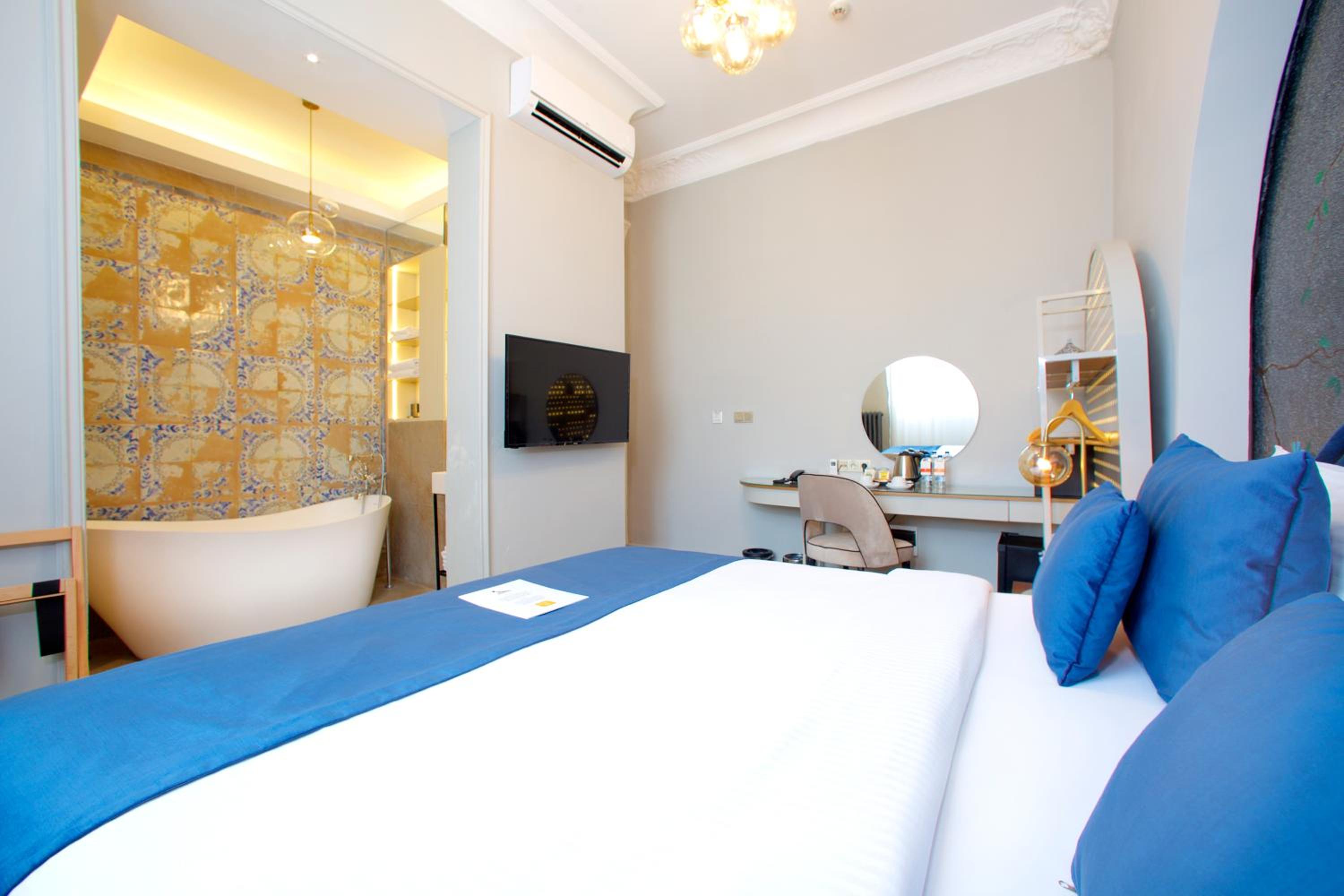 Luxury Room with Bathtub photo 3