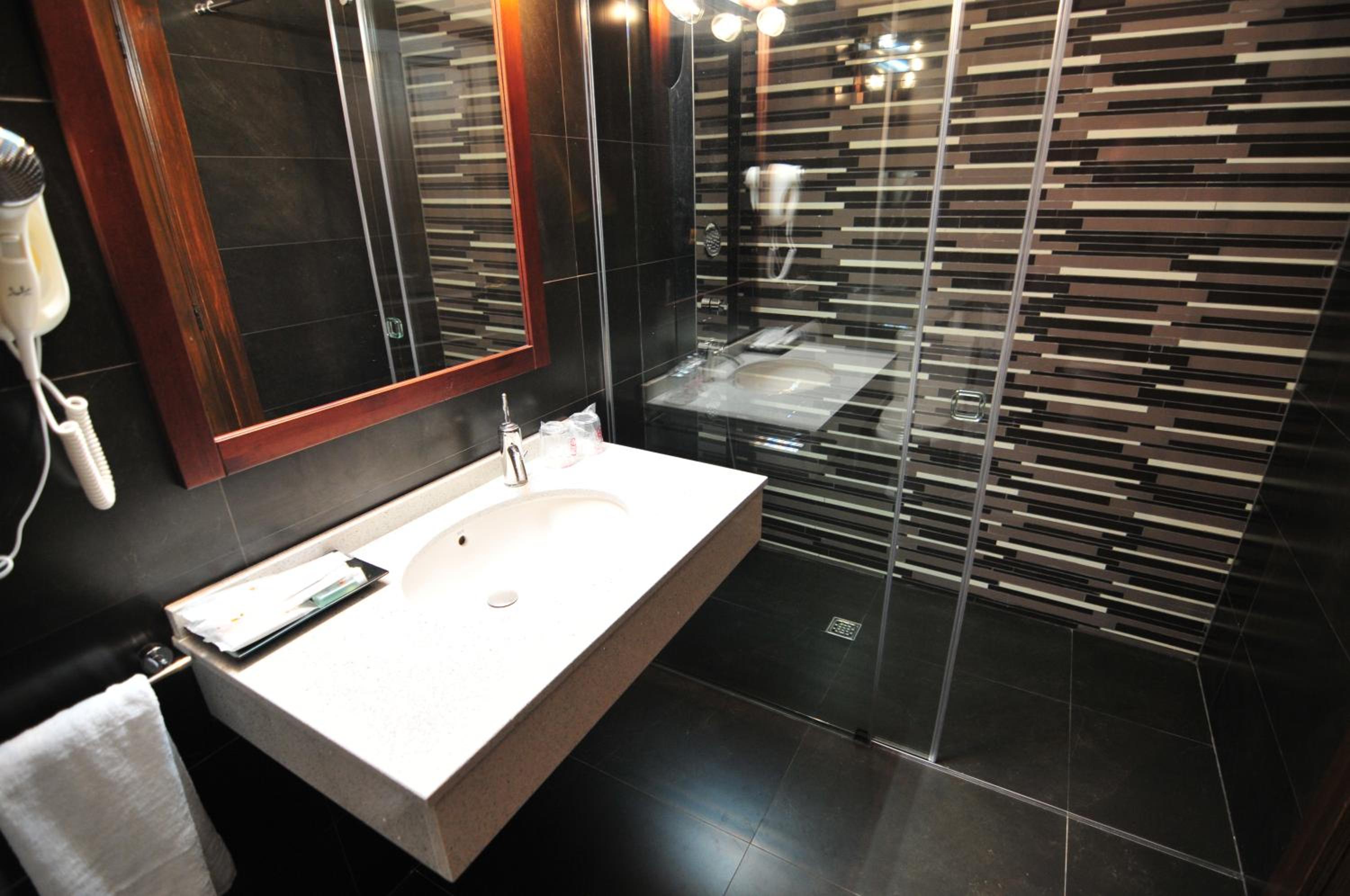Double or Twin Room - Photo 11