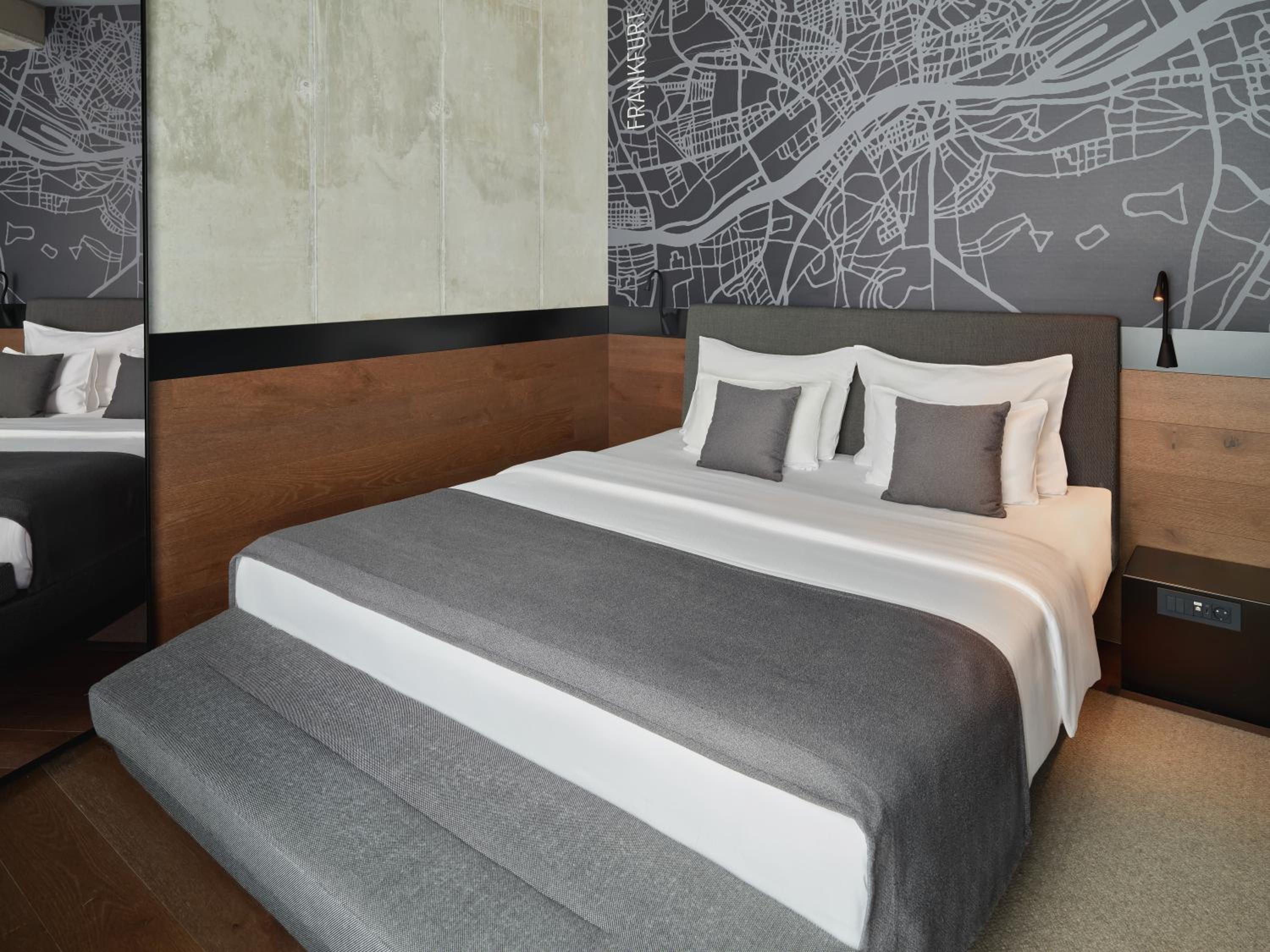 Deluxe Room with King Bed - Photo 4