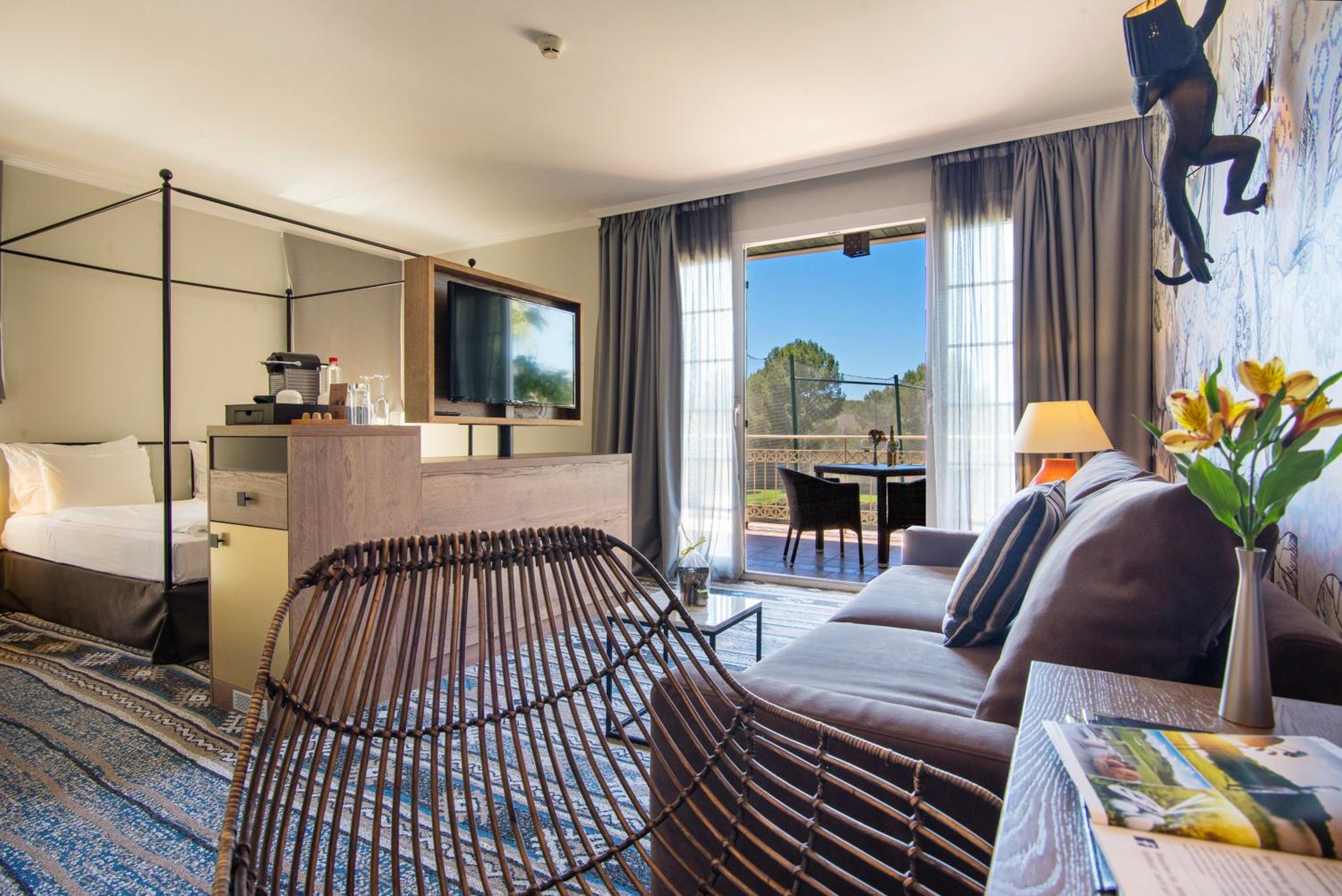 Deluxe King Room - Photo 7