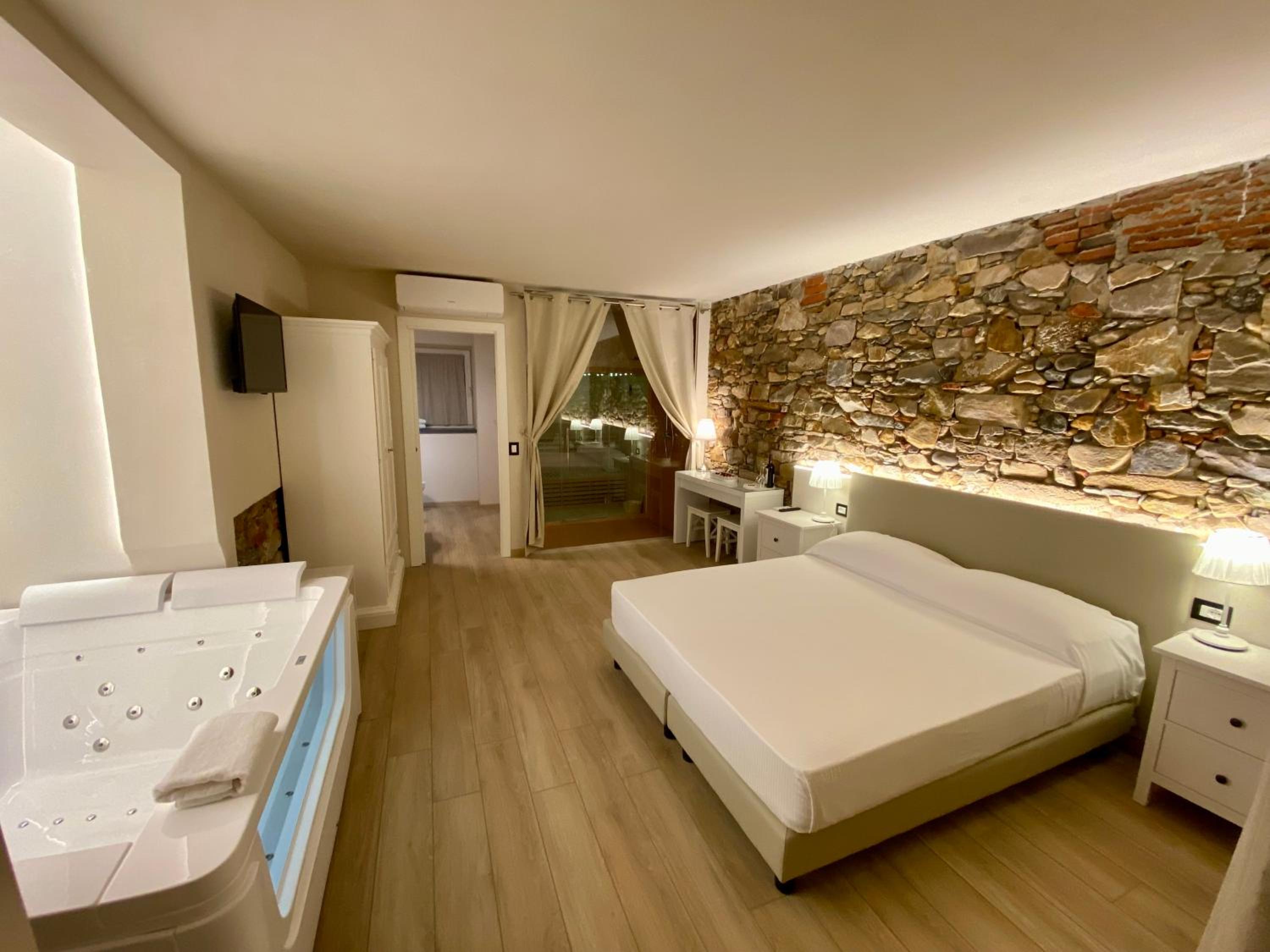 King Suite with Spa Bath photo 3