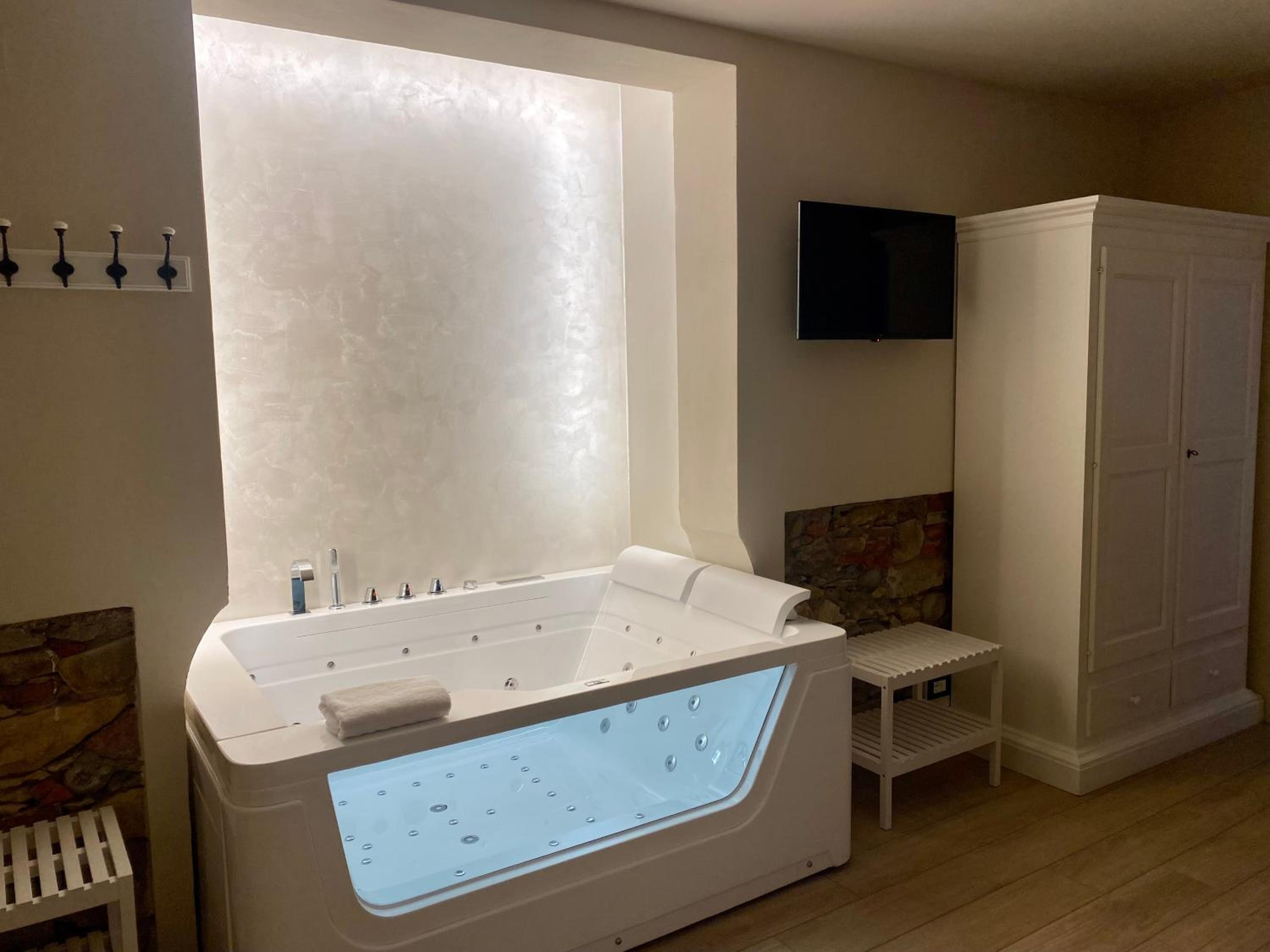 King Suite with Spa Bath photo 2