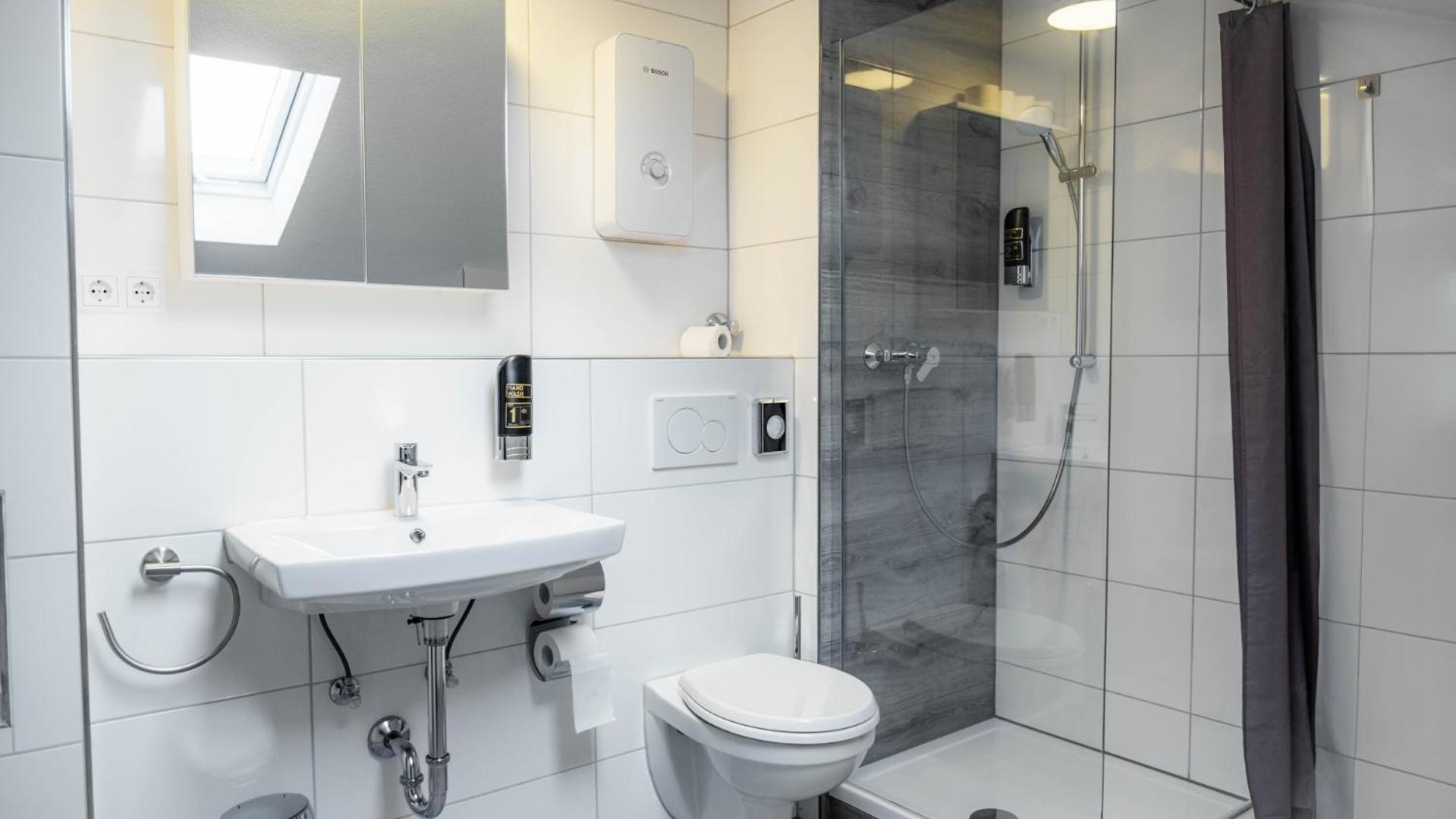 Single Room with Private Bathroom photo 2