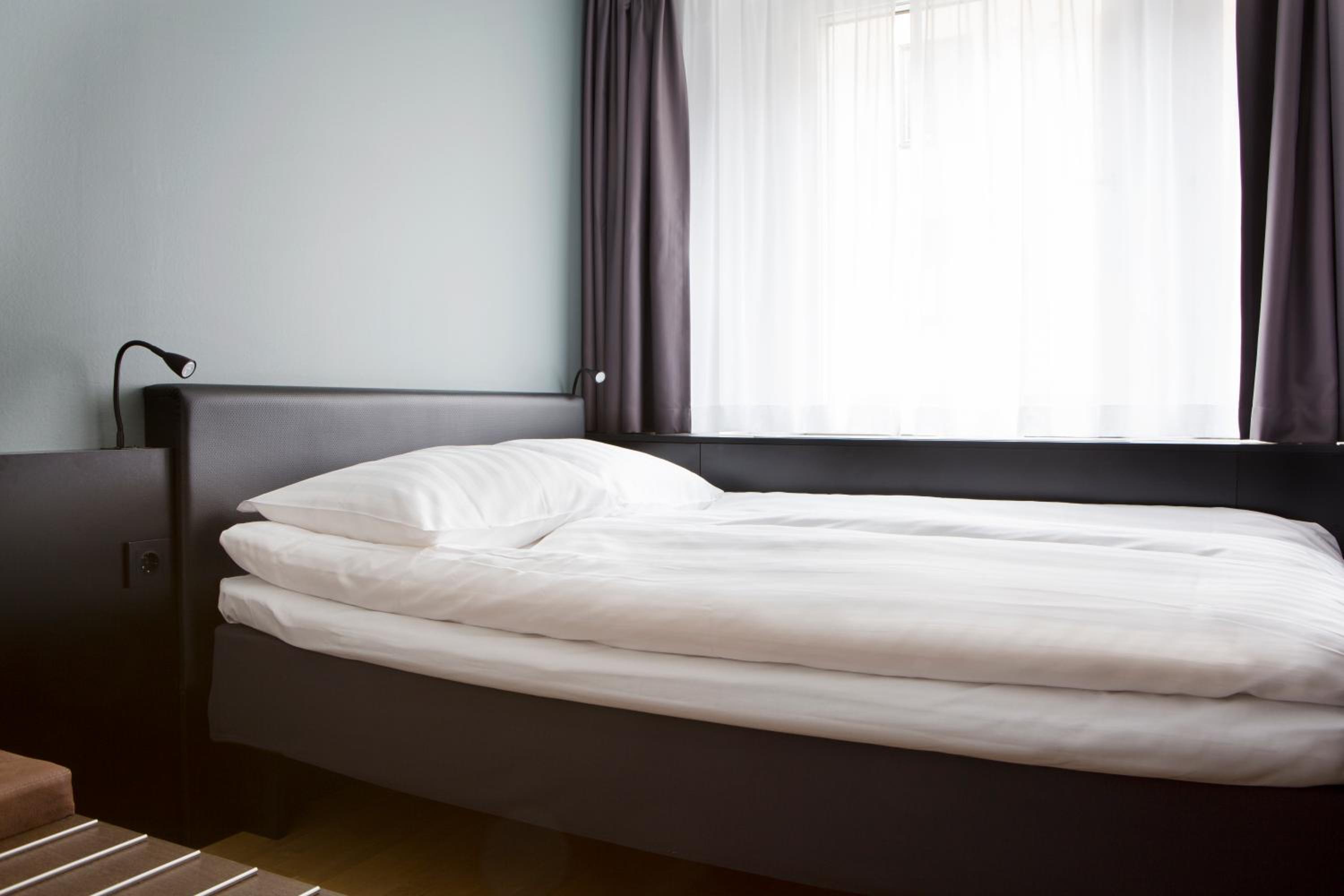 Compact Double Room thumbnail 6