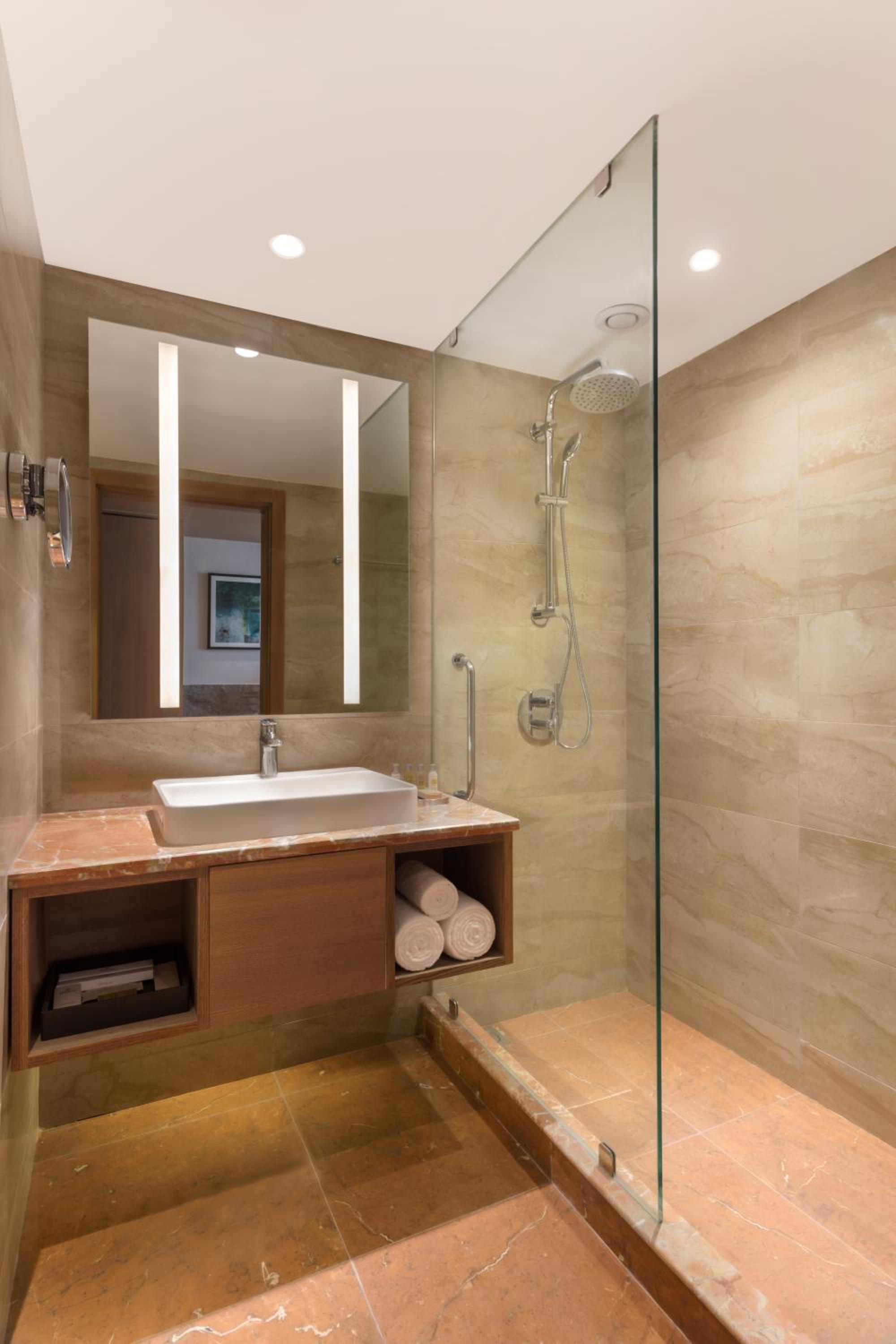 King Guest Room - Photo 5