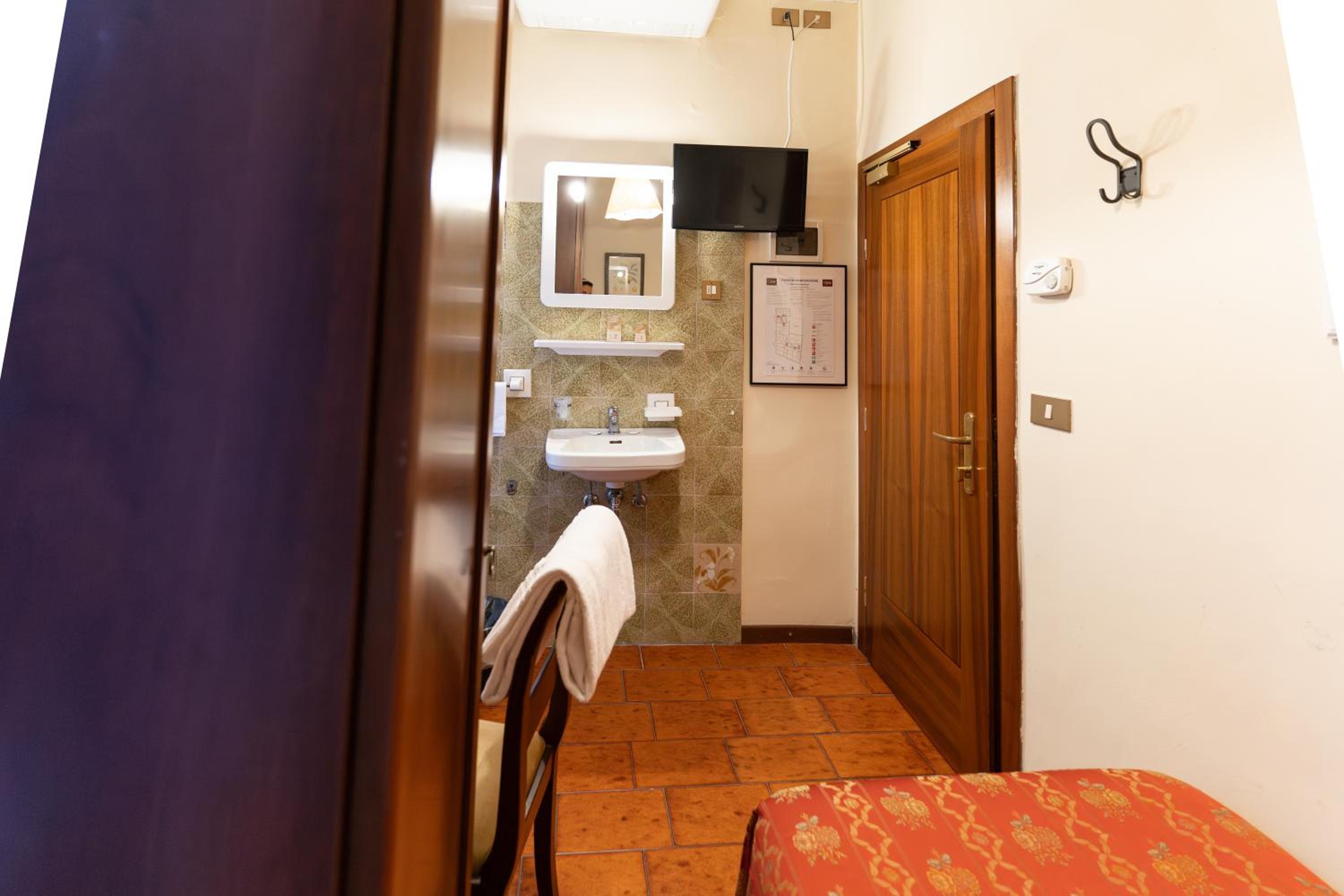 Single Room photo 3