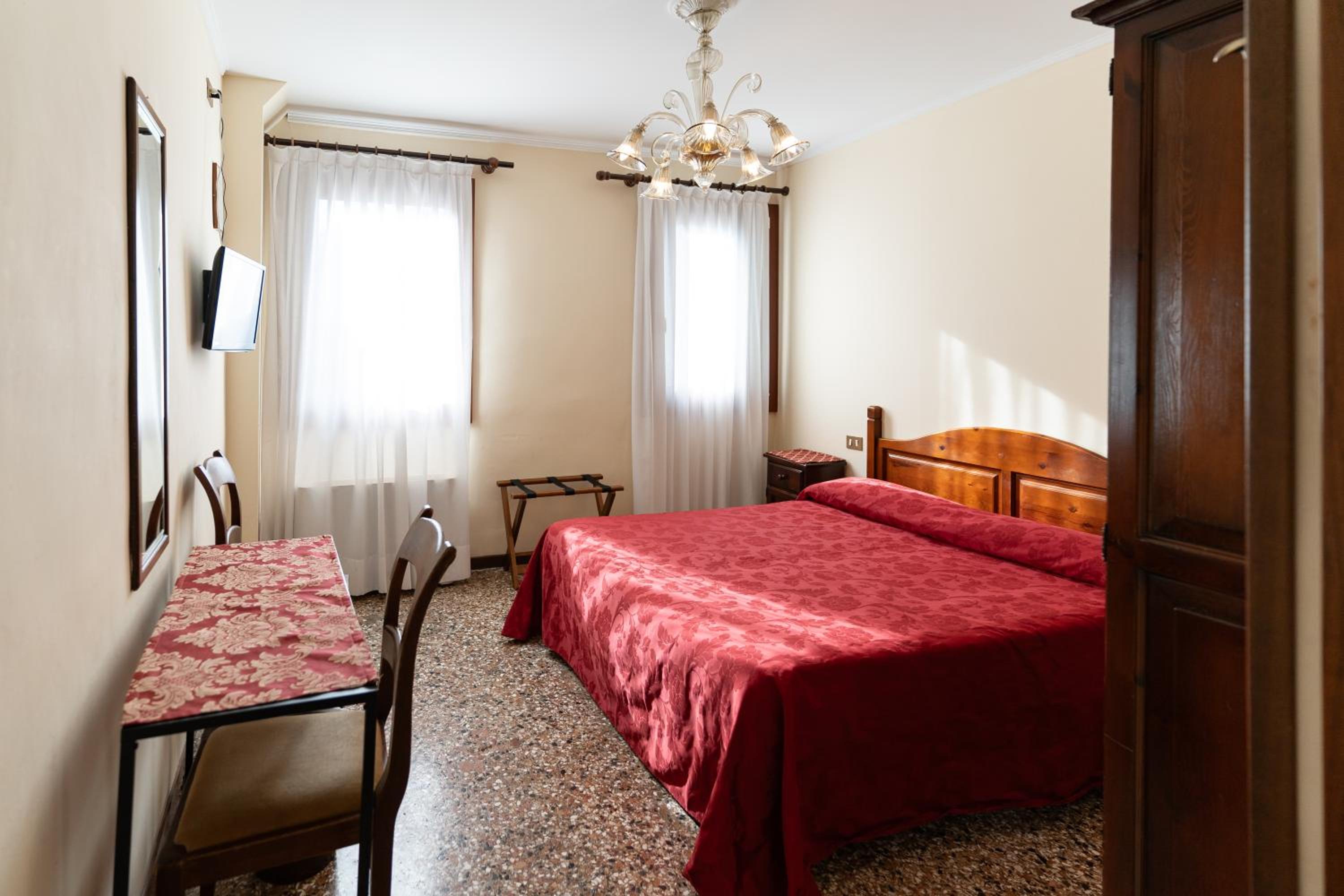 Double or twin room photo 3