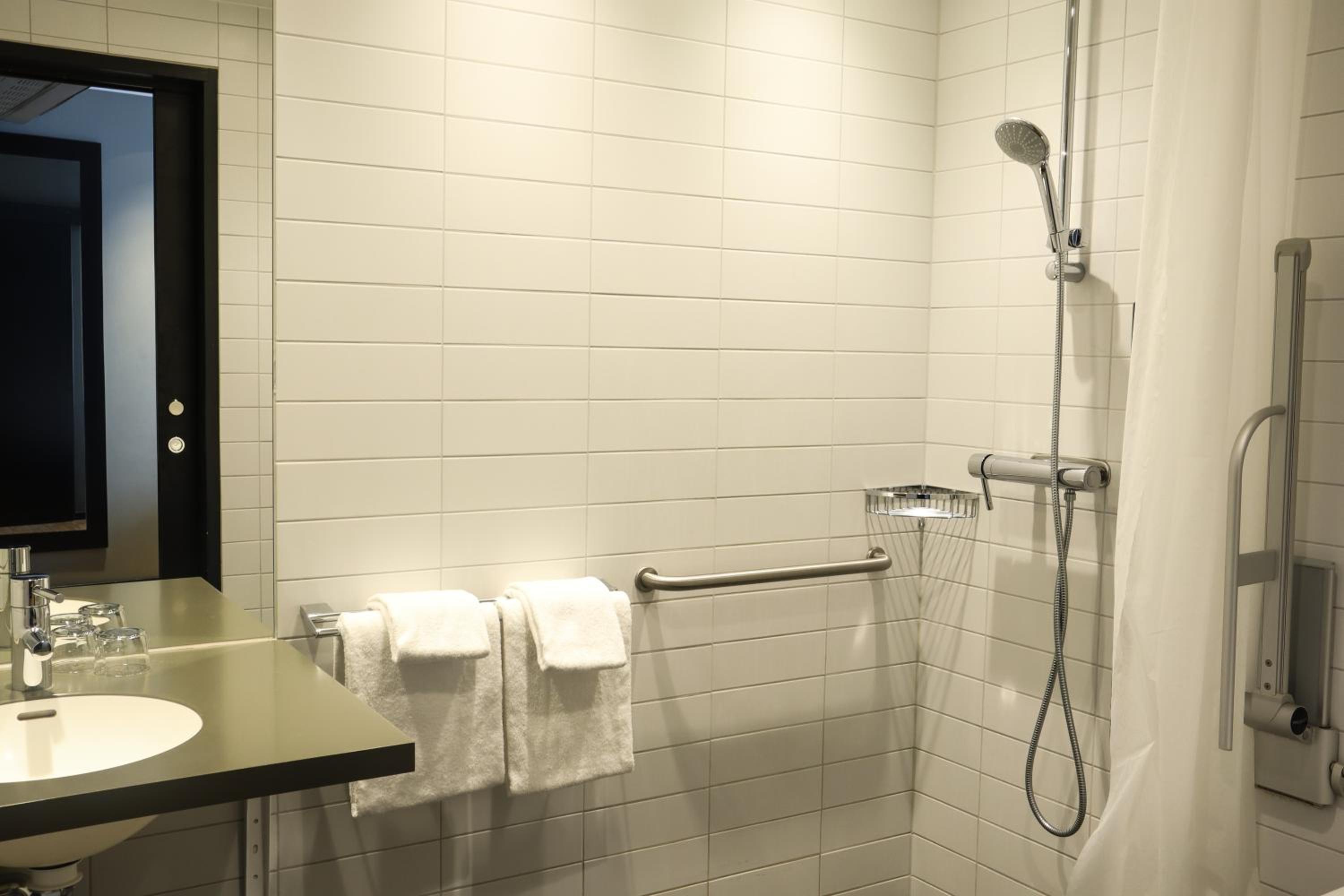 Standard Double or Twin Room - Photo 13